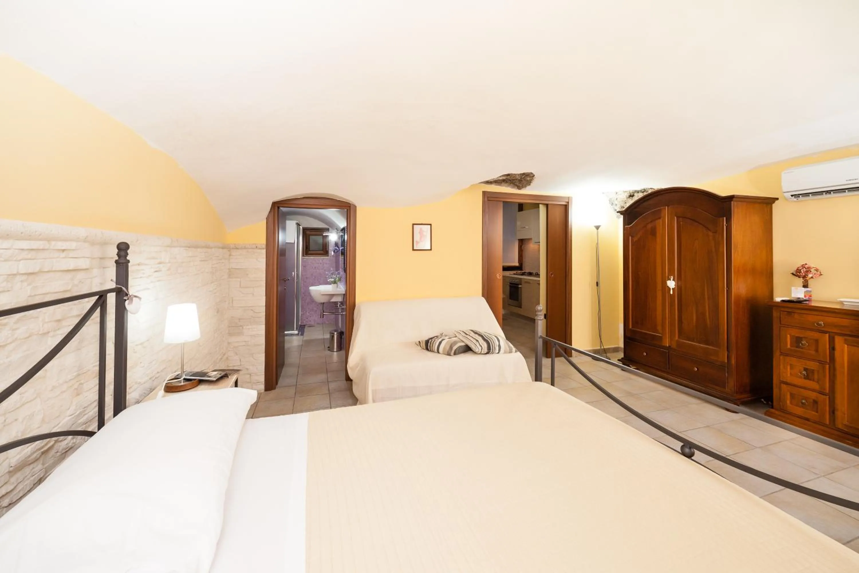 Bathroom, Bed in B&B La Casa Di Plinio