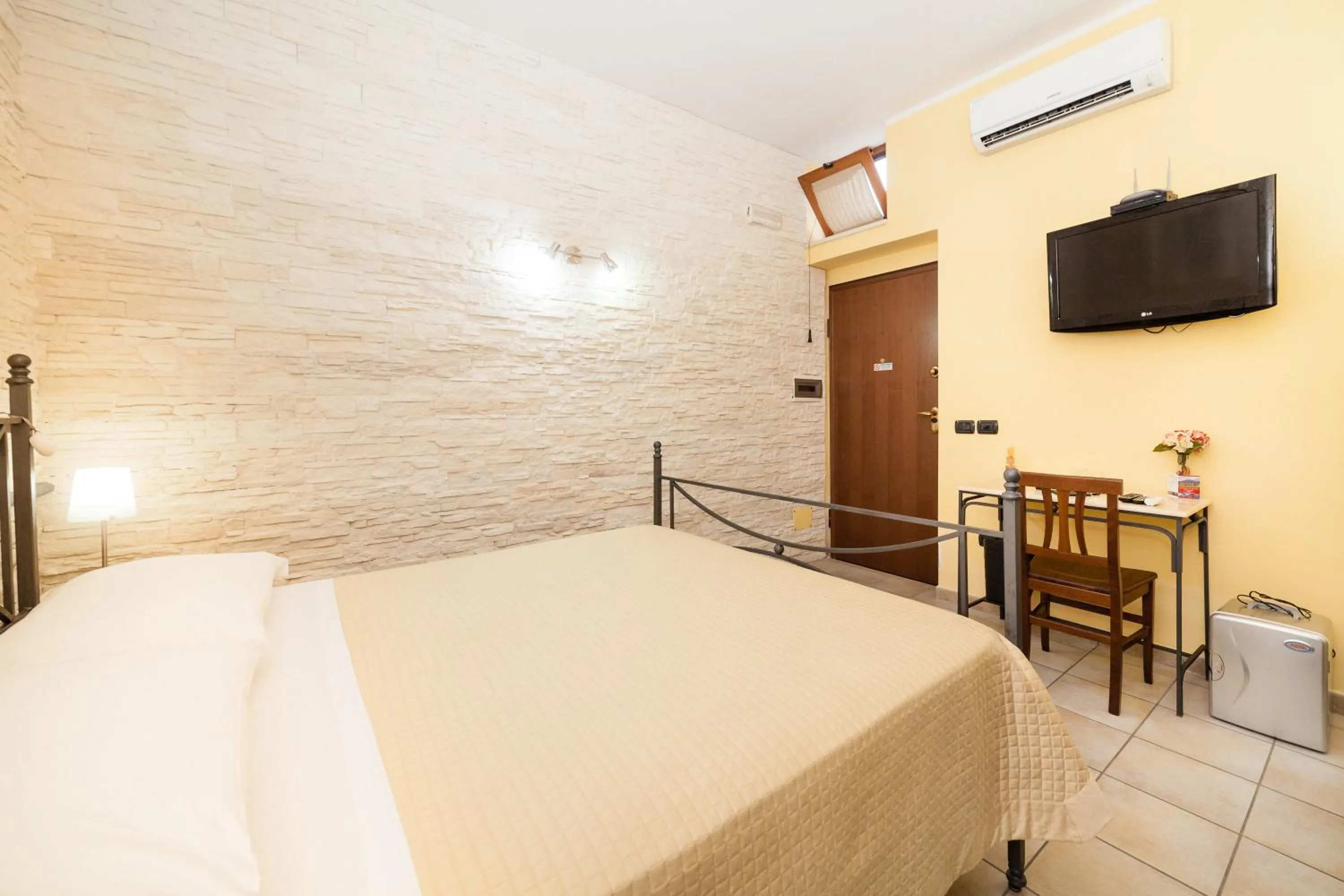 Photo of the whole room, Bed in B&B La Casa Di Plinio