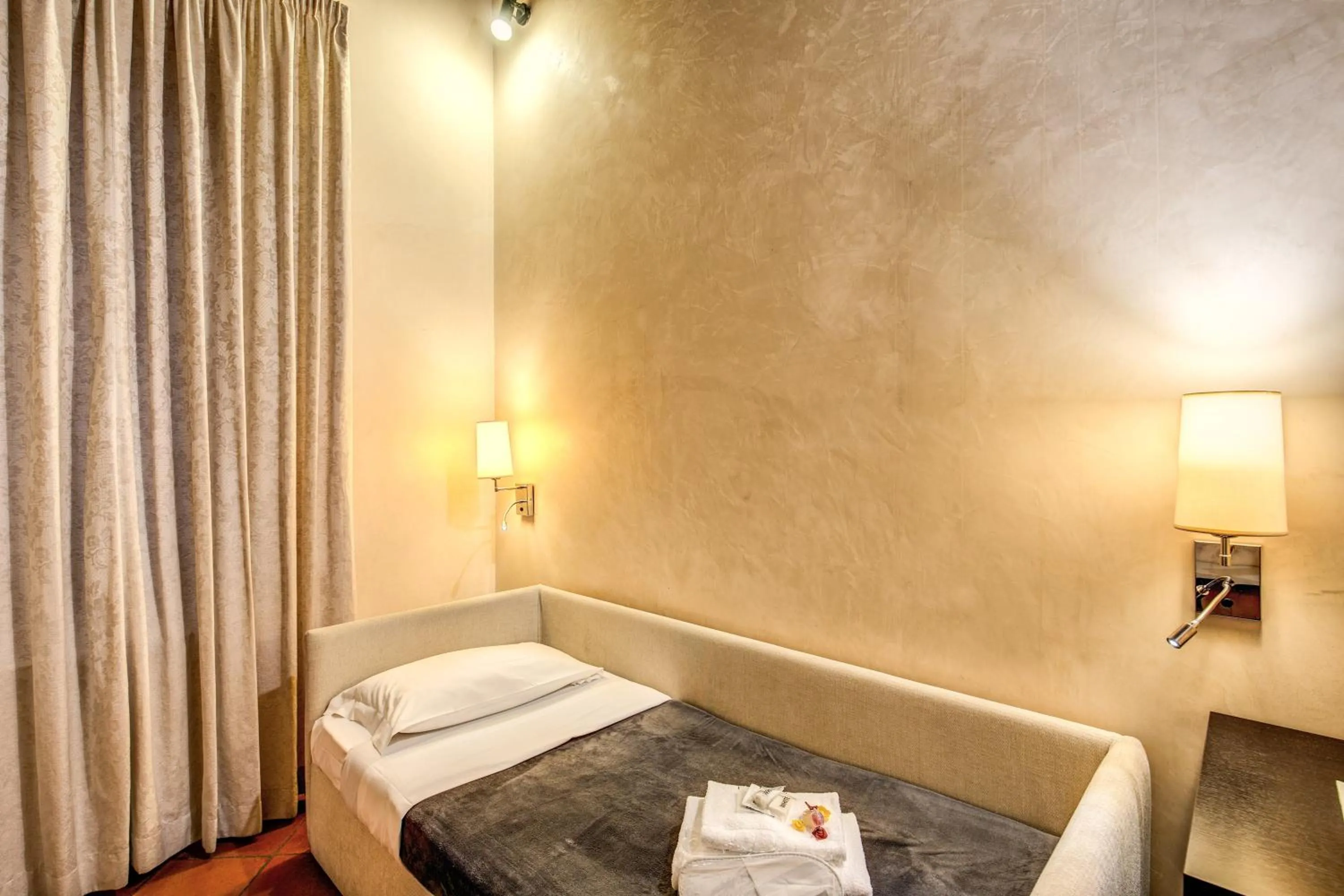 Bed in Guest House o Affittacamere Magenta Fico 2