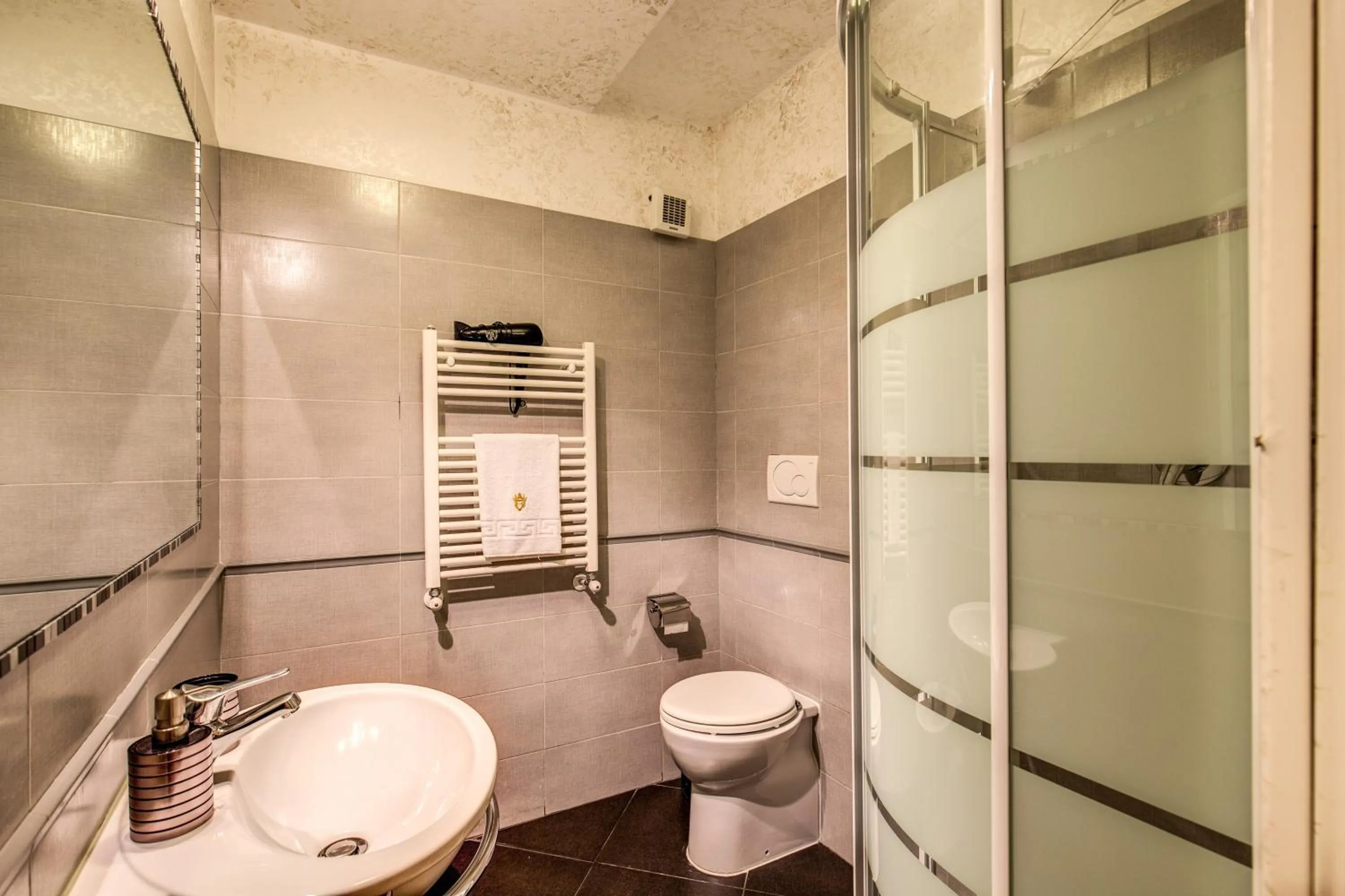 Bathroom in Guest House o Affittacamere Magenta Fico 2