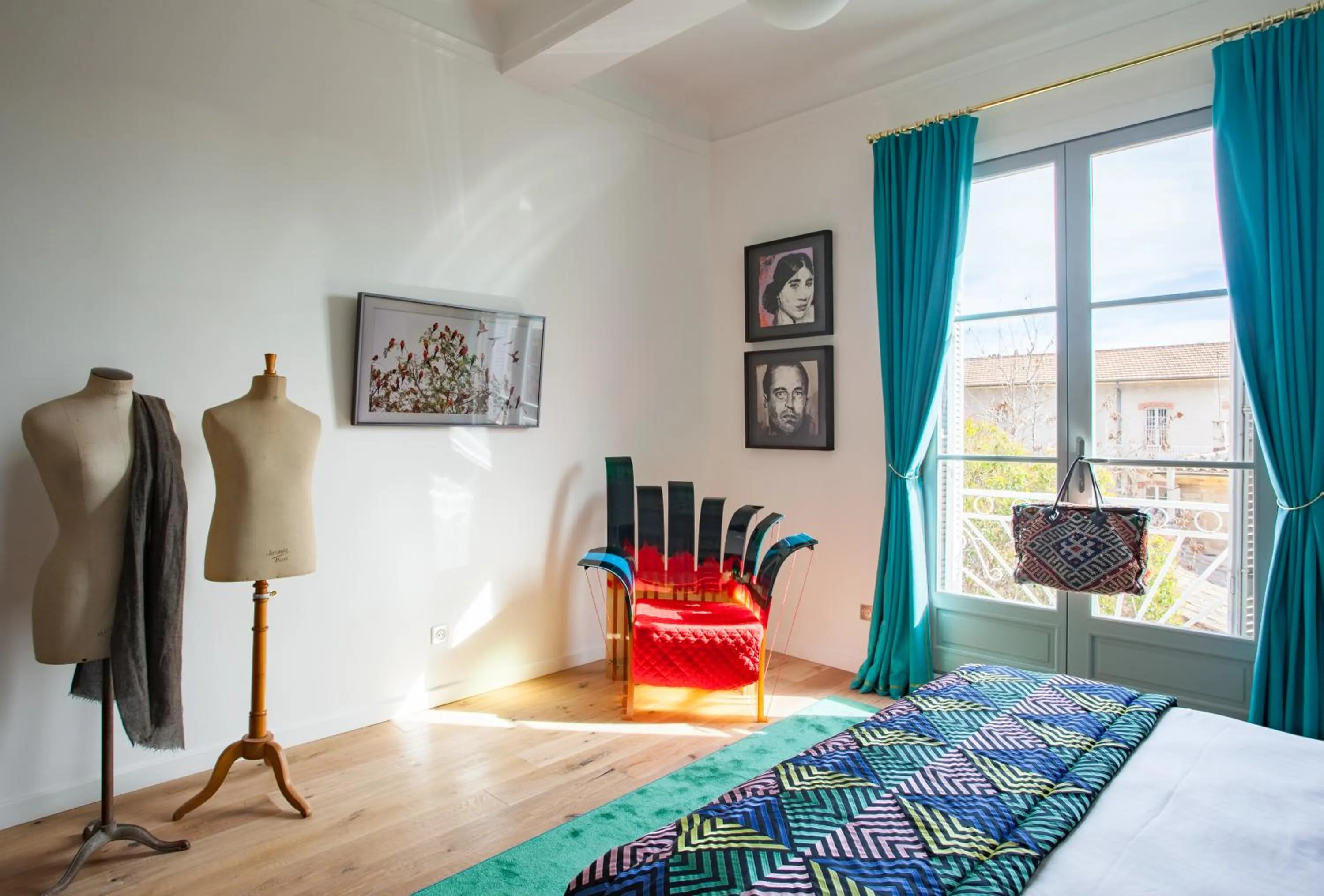 Seating area, Bed in Maison Du Collectionneur