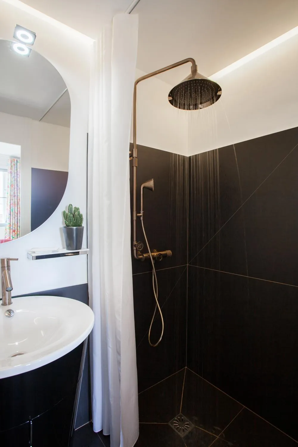 Shower in Maison Du Collectionneur