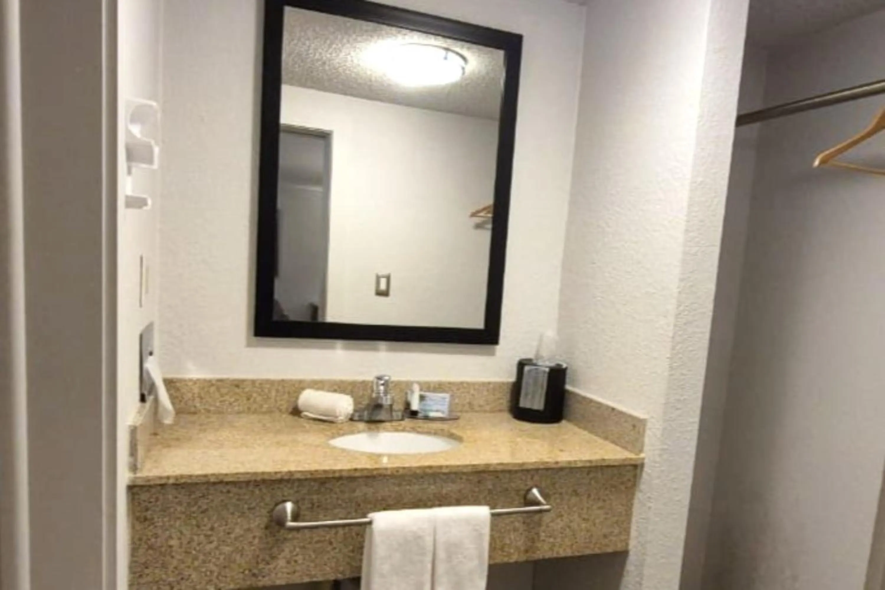 Bathroom in Suite Dreams Motel By Capital O Mattoon I - 57