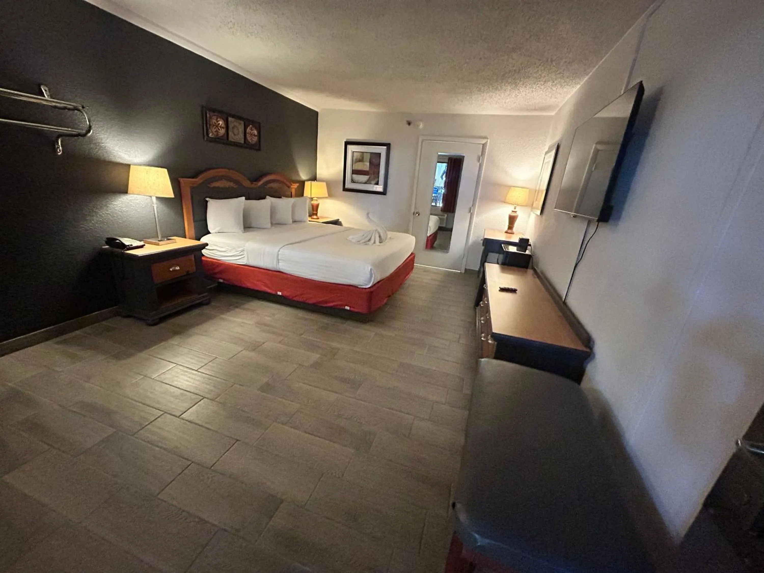 King Bed in Suite Dreams Motel By Capital O Mattoon I - 57