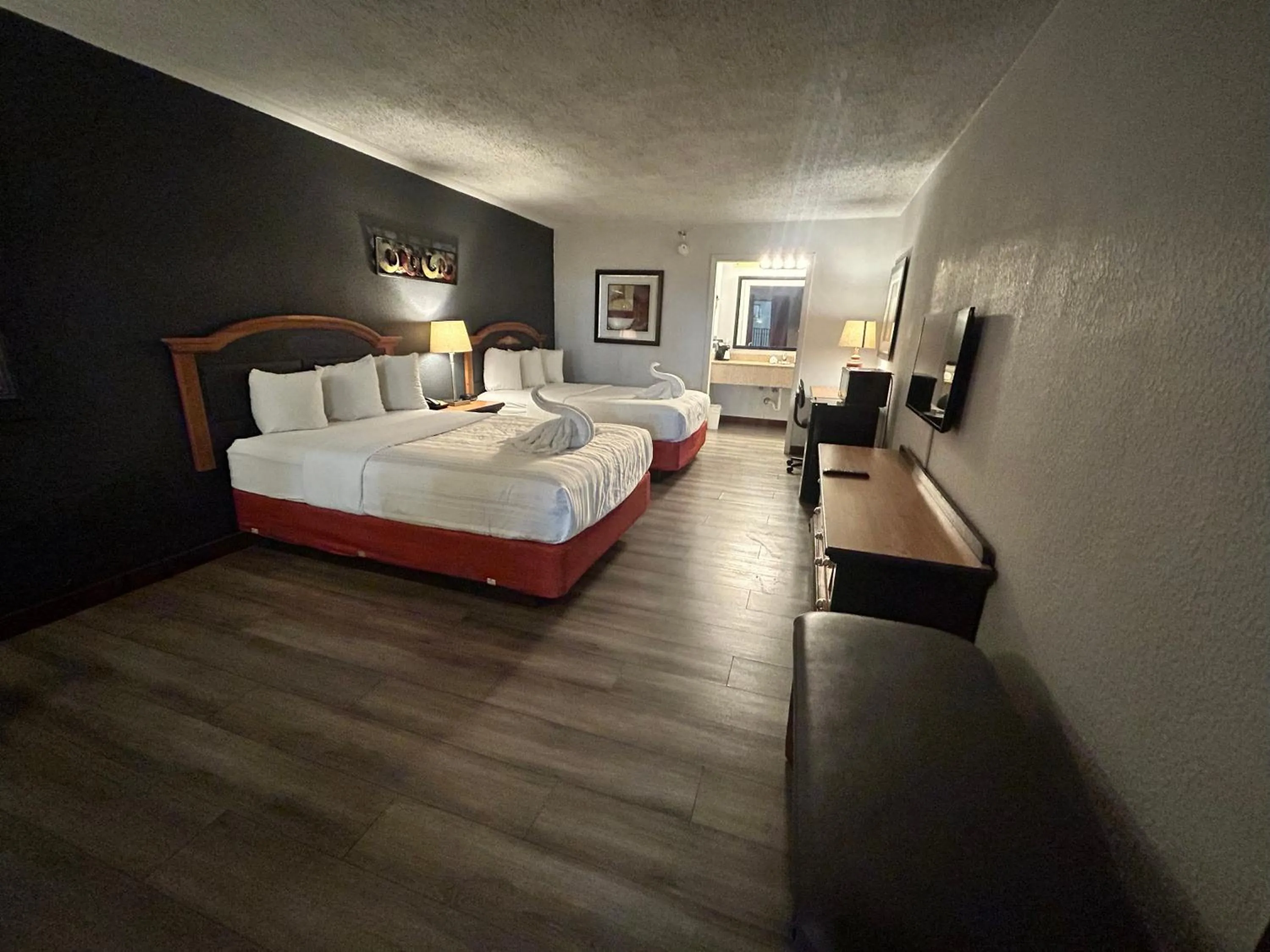 2 Full Bed in Suite Dreams Motel By Capital O Mattoon I - 57