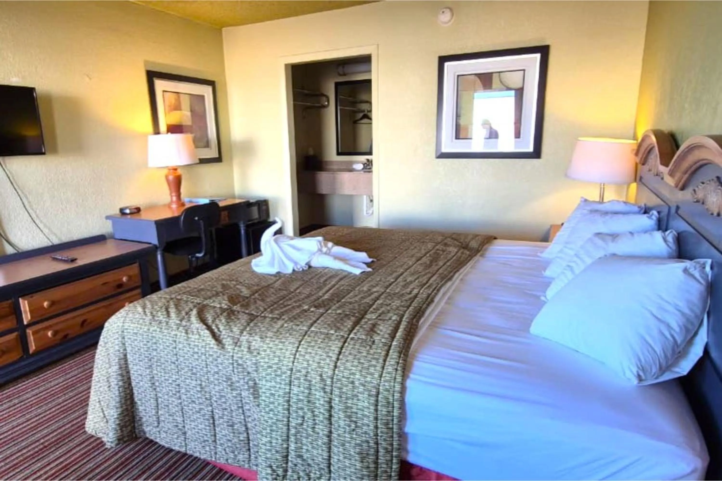 Bedroom, Bed in Suite Dreams Motel By Capital O Mattoon I - 57