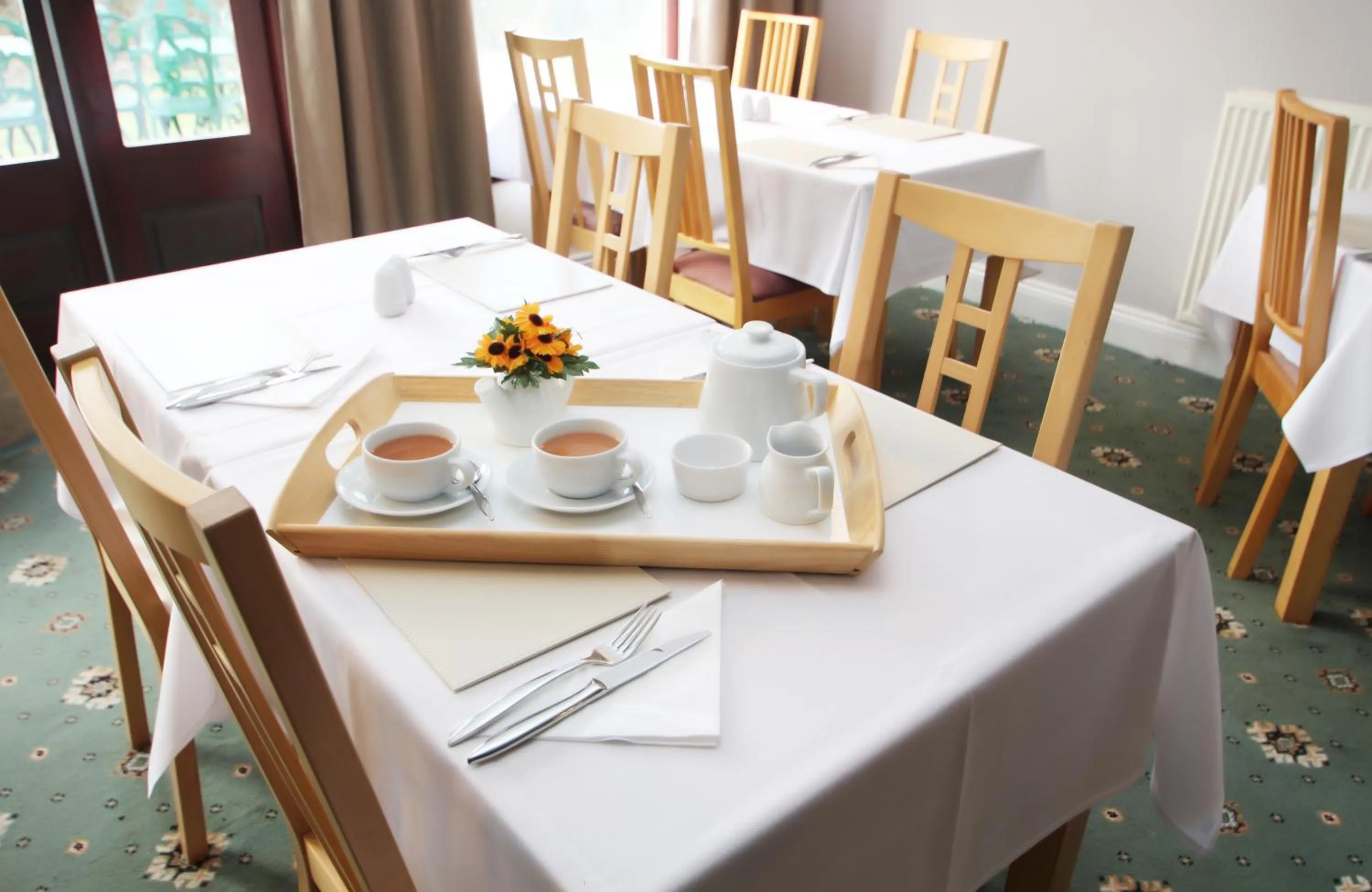 Restaurant/places to eat in Vale Park Hotel