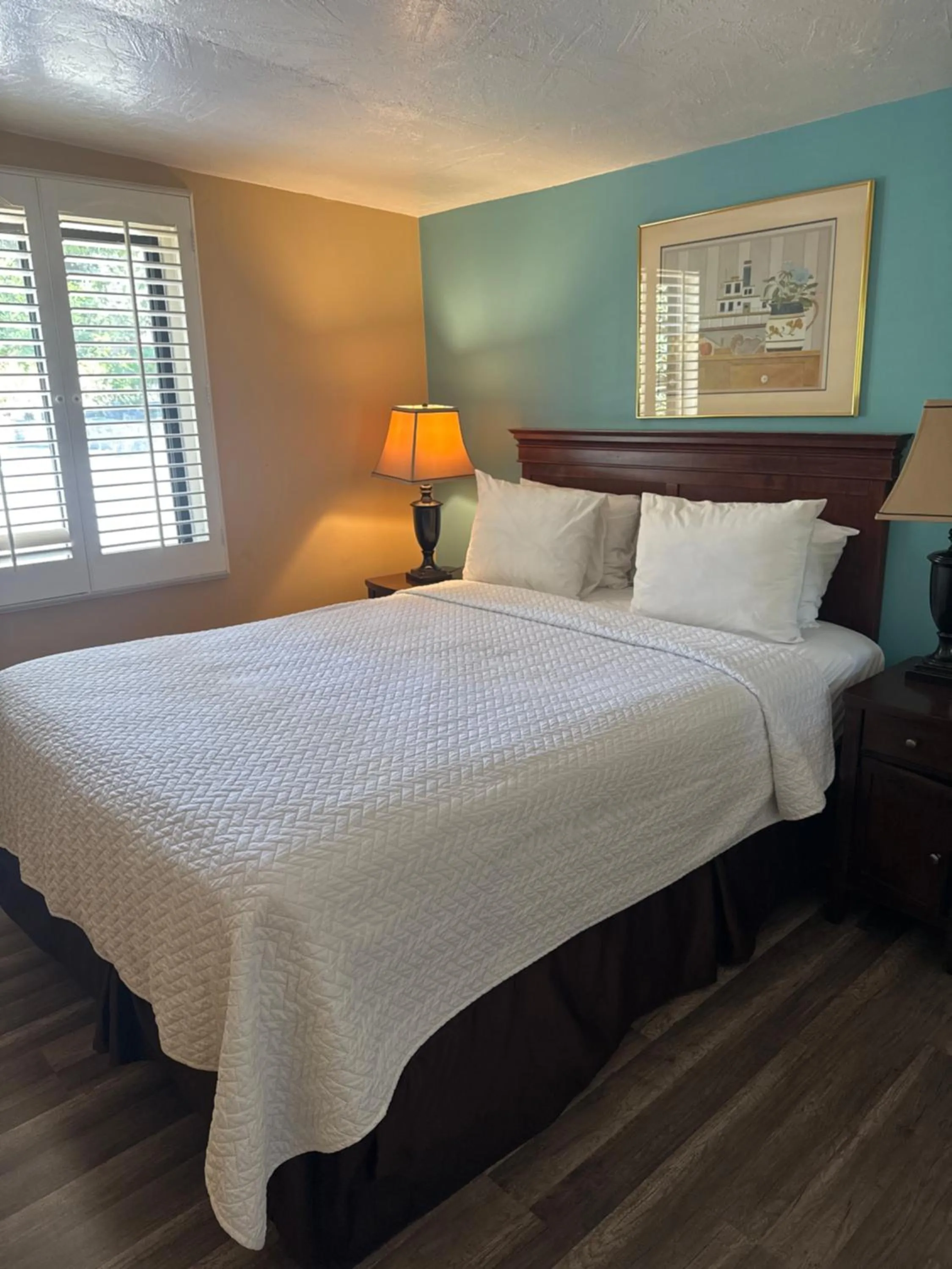 Bedroom, Bed in Carmel Resort Inn