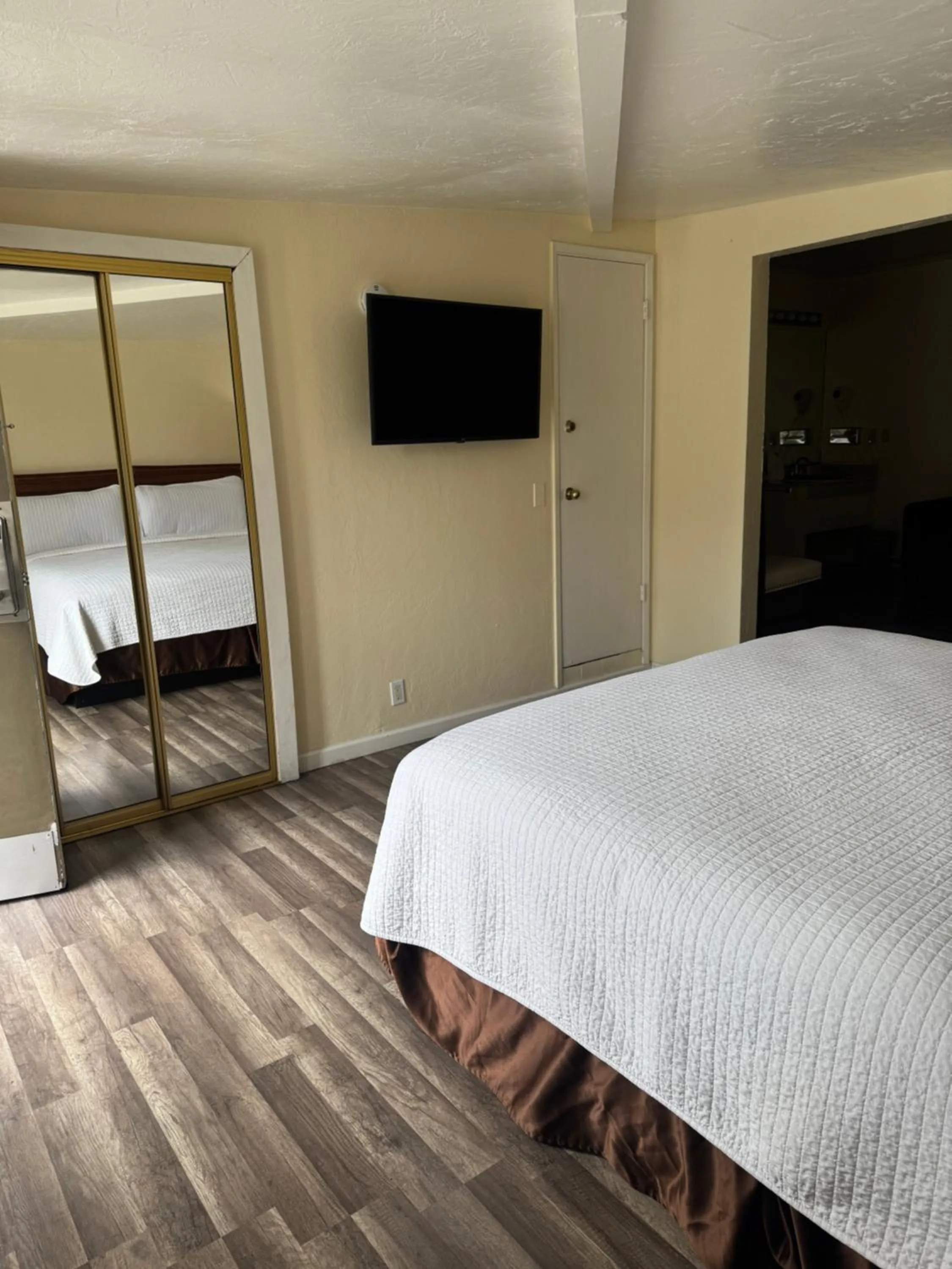 Bedroom, Bed in Carmel Resort Inn