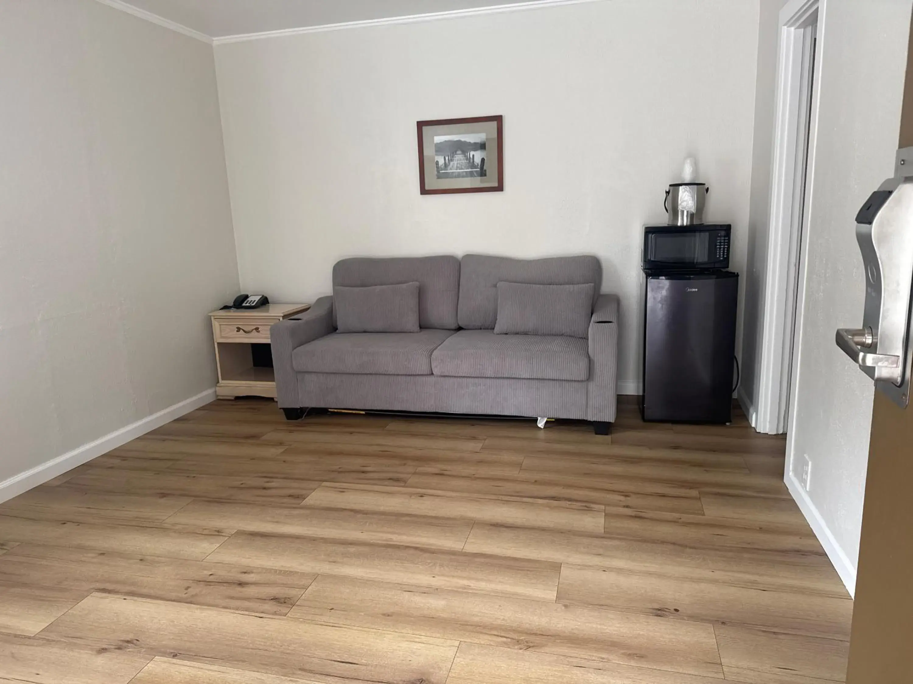 Deluxe Queen Suite in Carmel Resort Inn Deluxe Queen Suite in Carmel Resort Inn