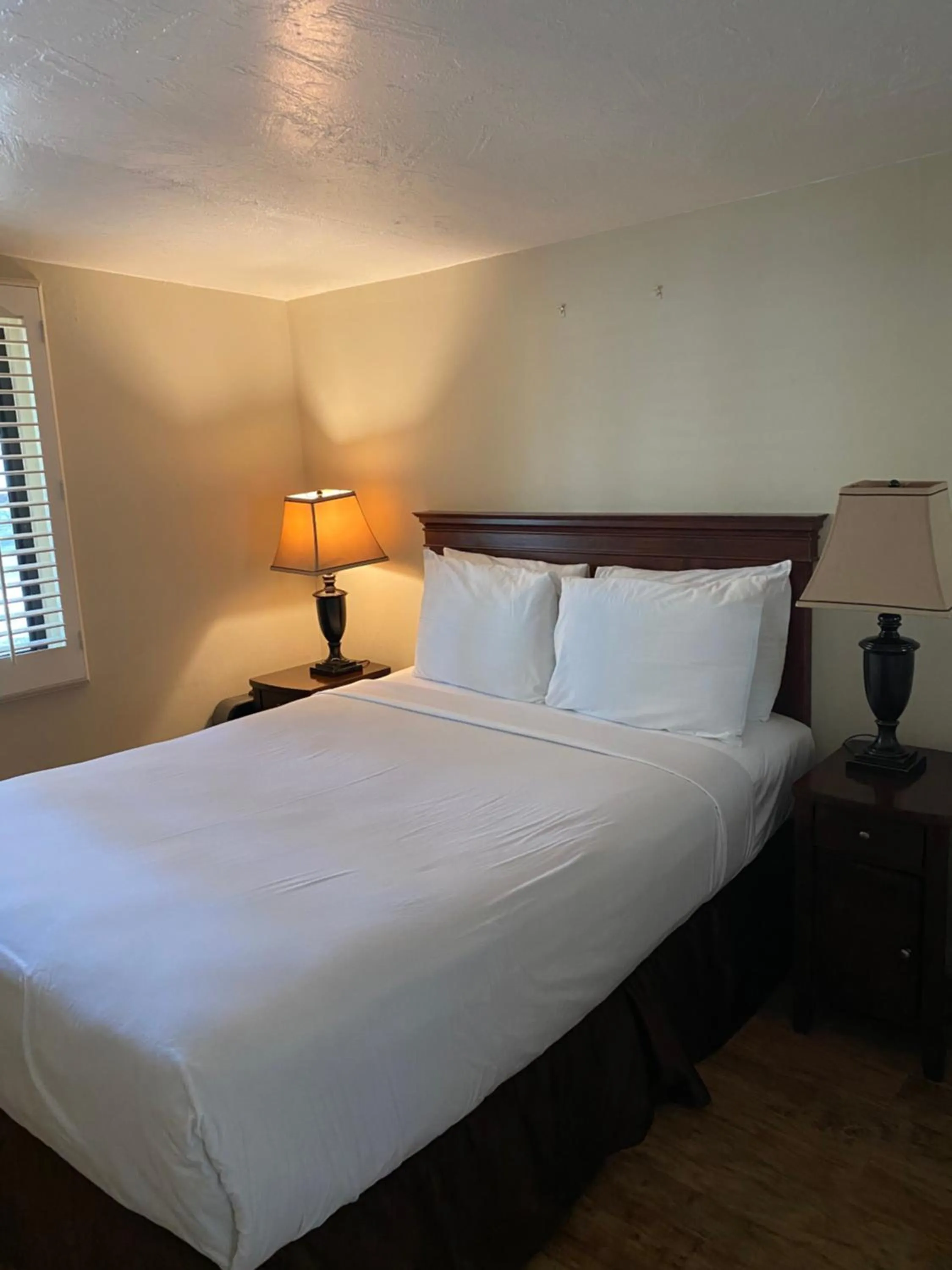 Bedroom, Bed in Carmel Resort Inn