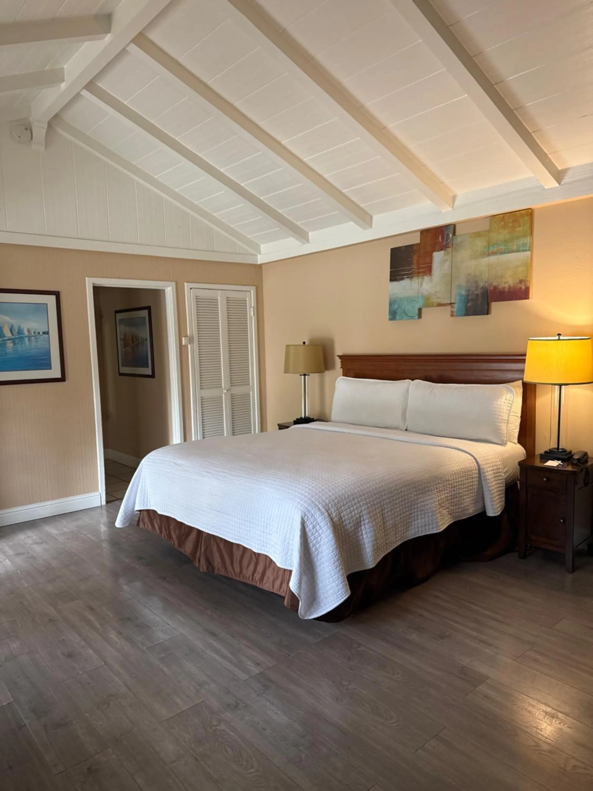 Bedroom, Bed in Carmel Resort Inn