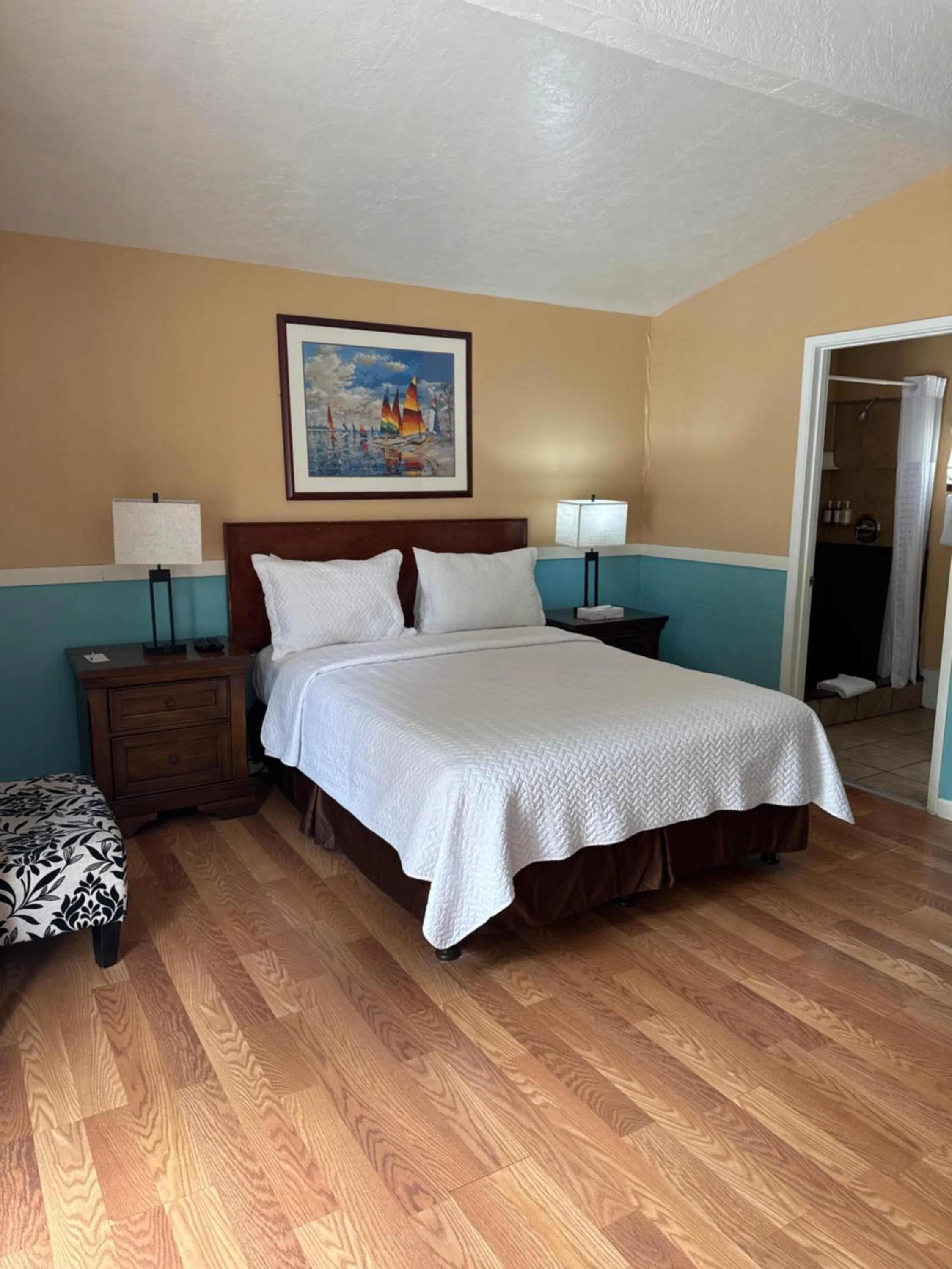 Bedroom, Bed in Carmel Resort Inn