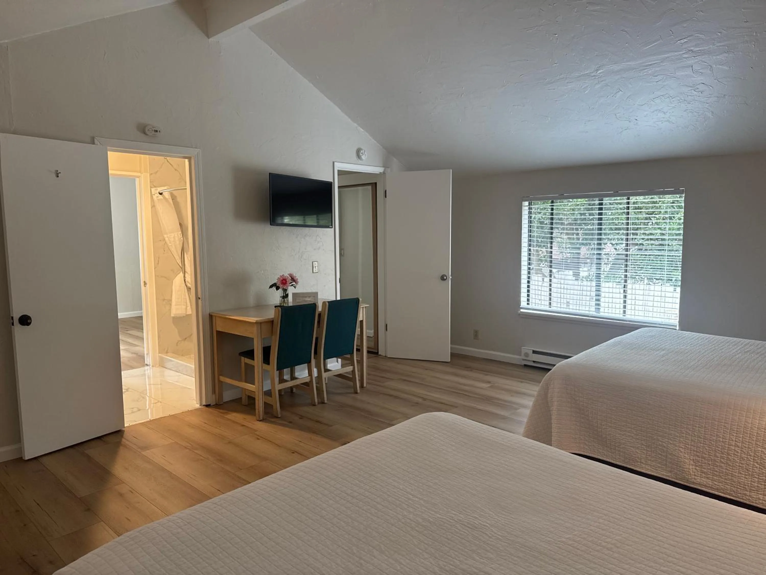 Bedroom, Bed in Carmel Resort Inn