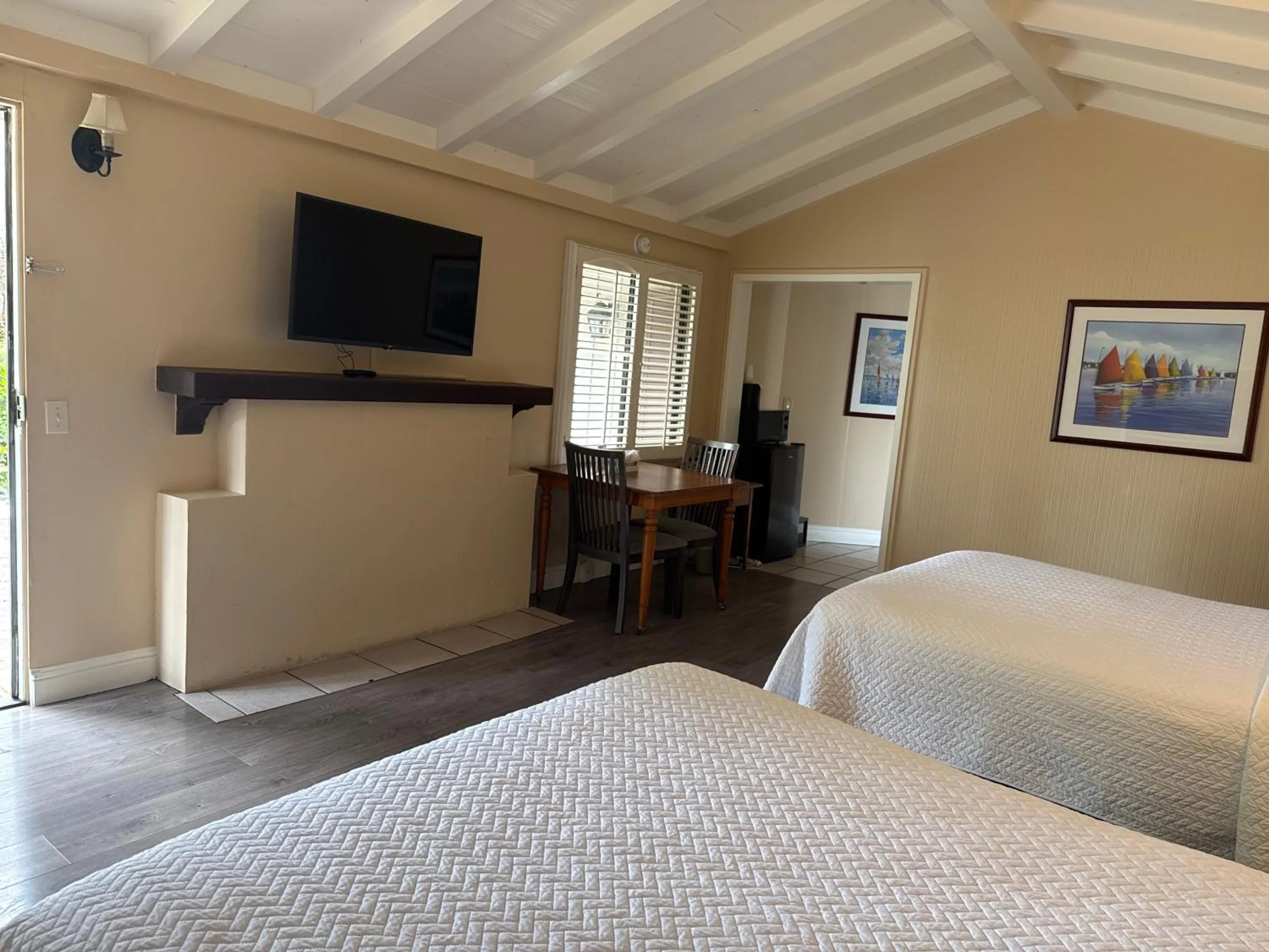 Bedroom, Bed in Carmel Resort Inn