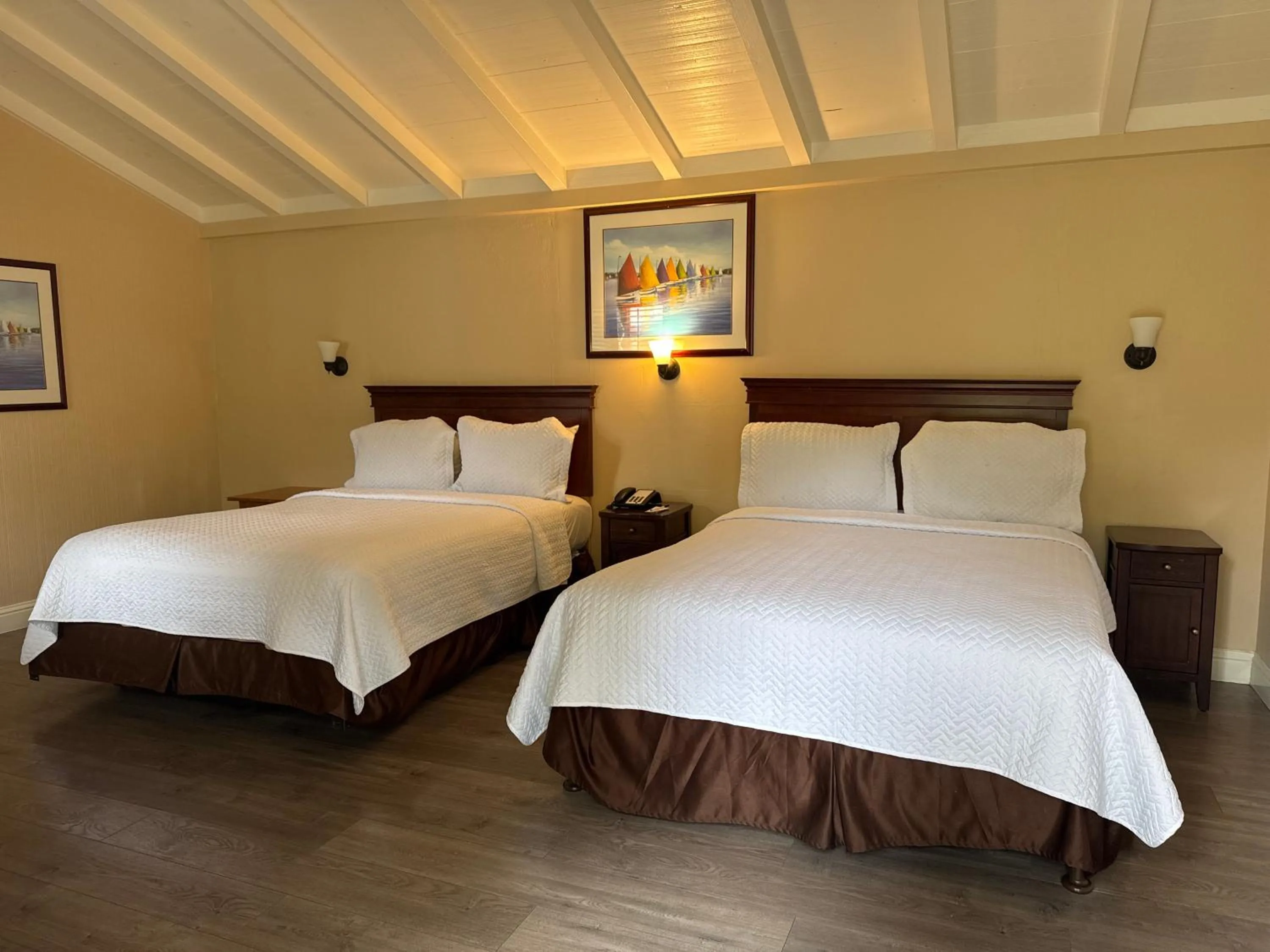 Bedroom, Bed in Carmel Resort Inn