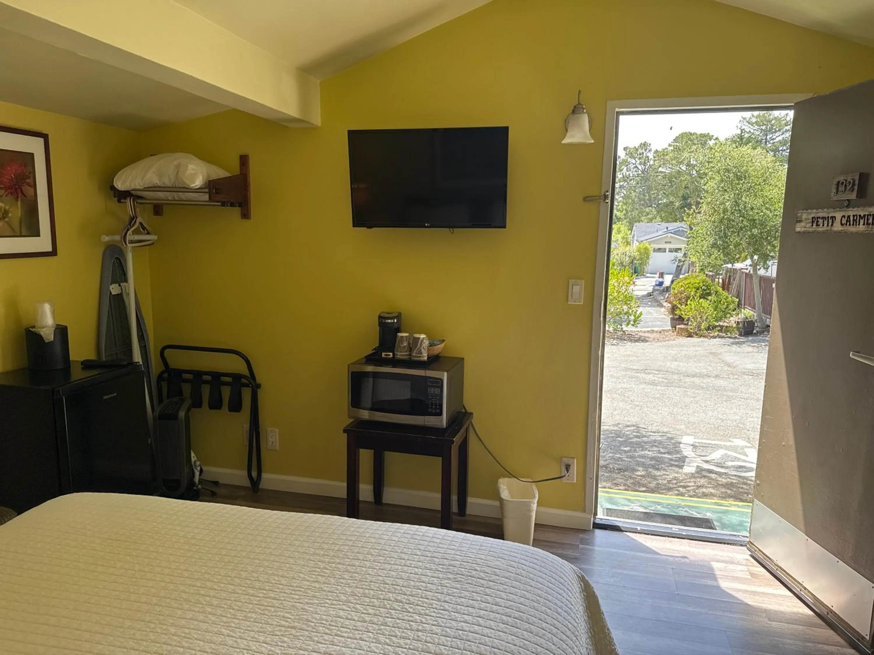 Bedroom, Bed in Carmel Resort Inn