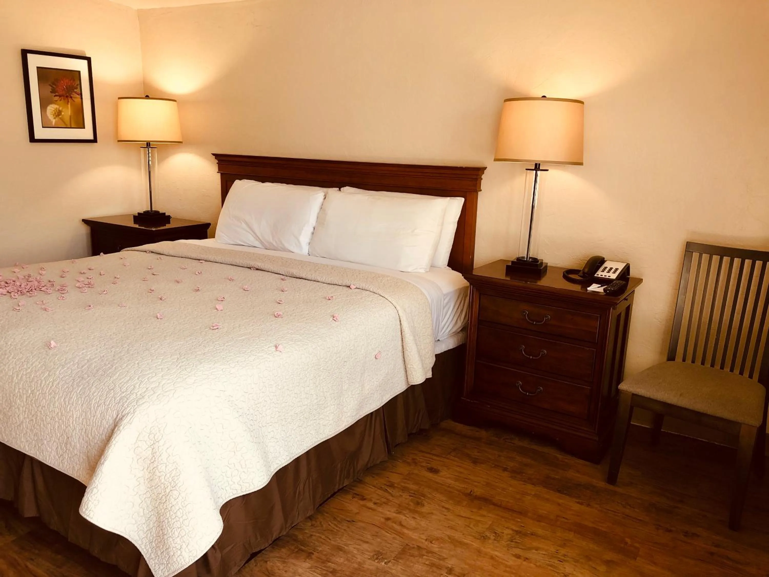 Bedroom, Bed in Carmel Resort Inn