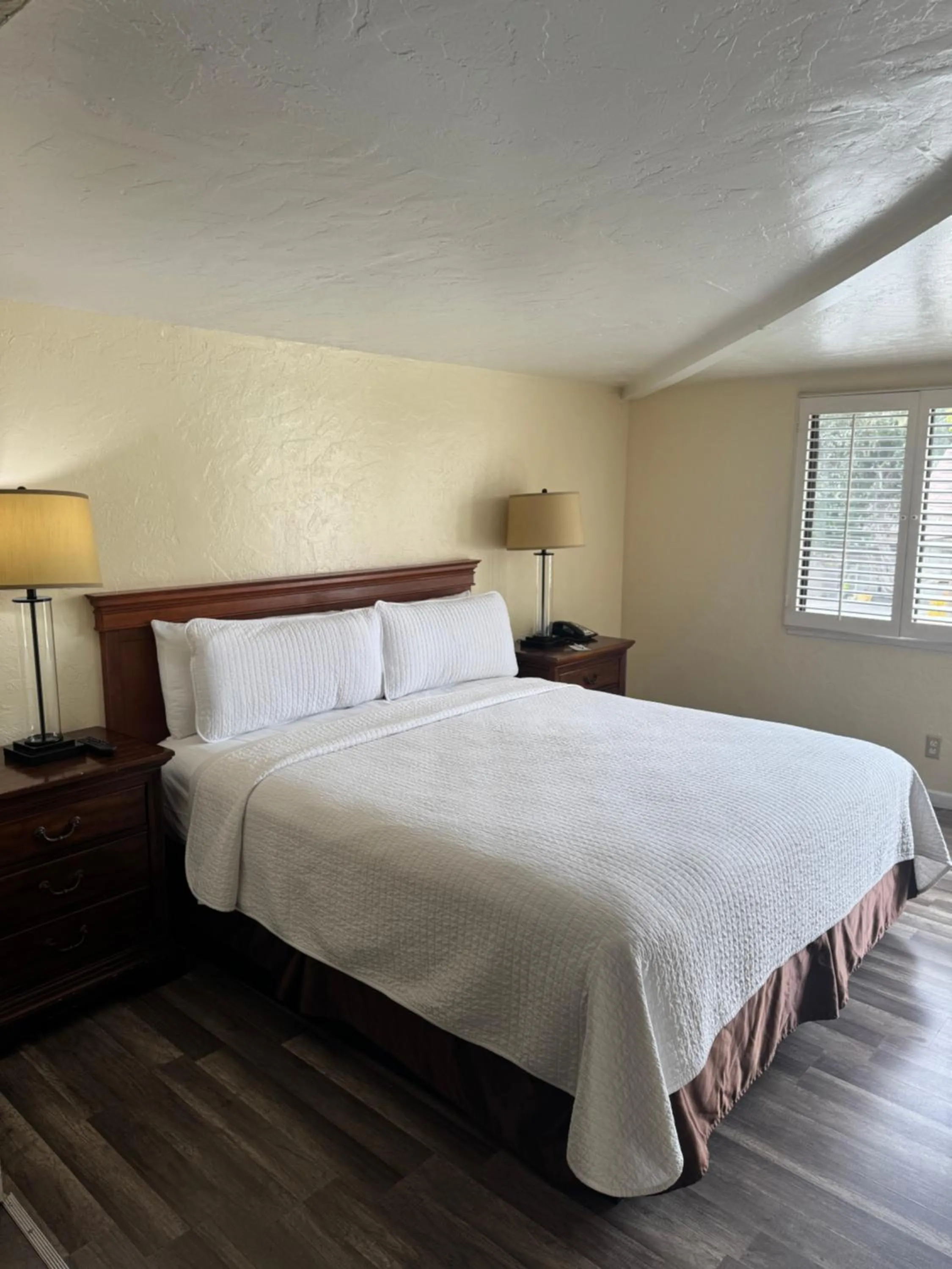 Bedroom, Bed in Carmel Resort Inn