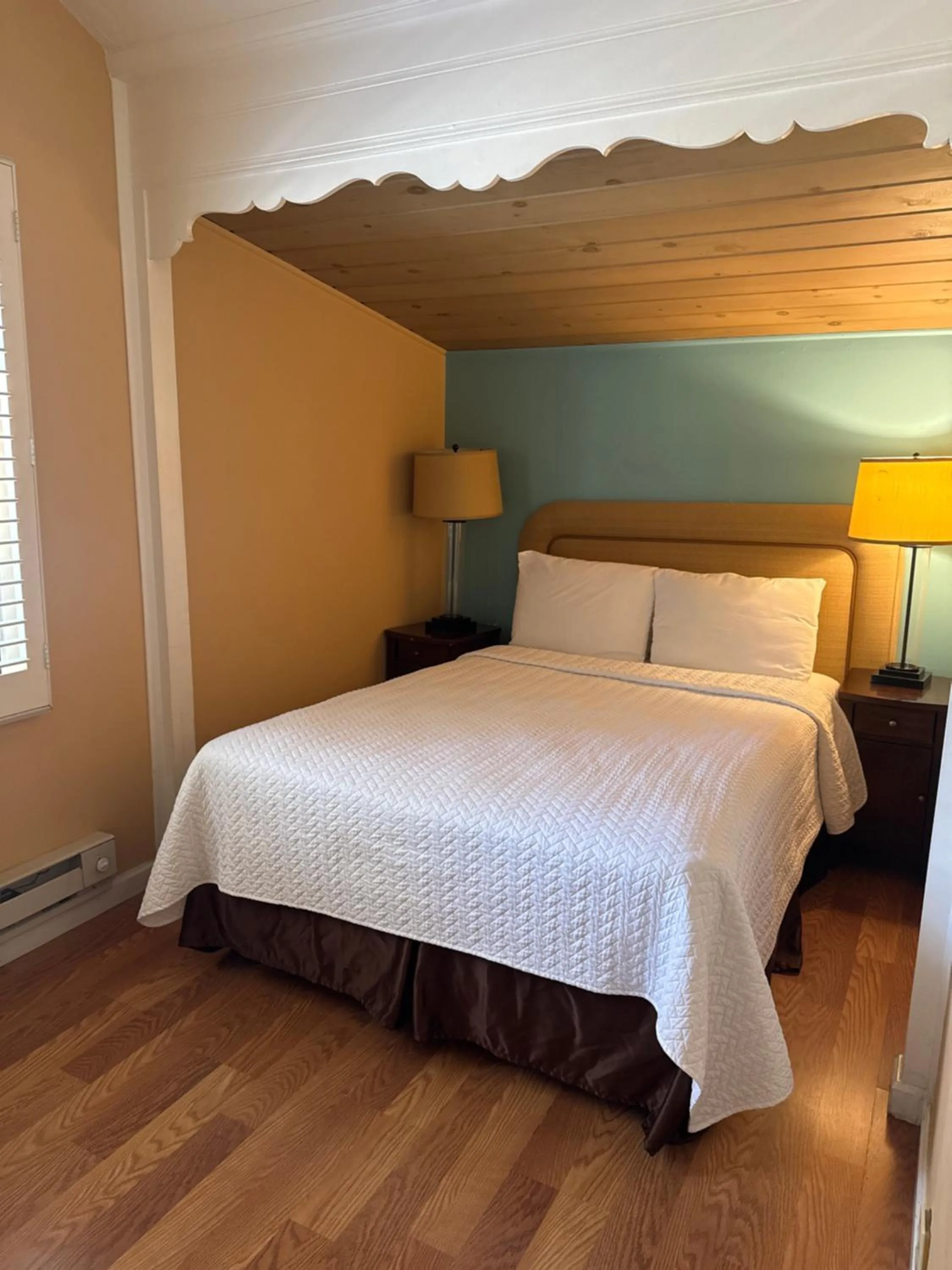 Bedroom, Bed in Carmel Resort Inn