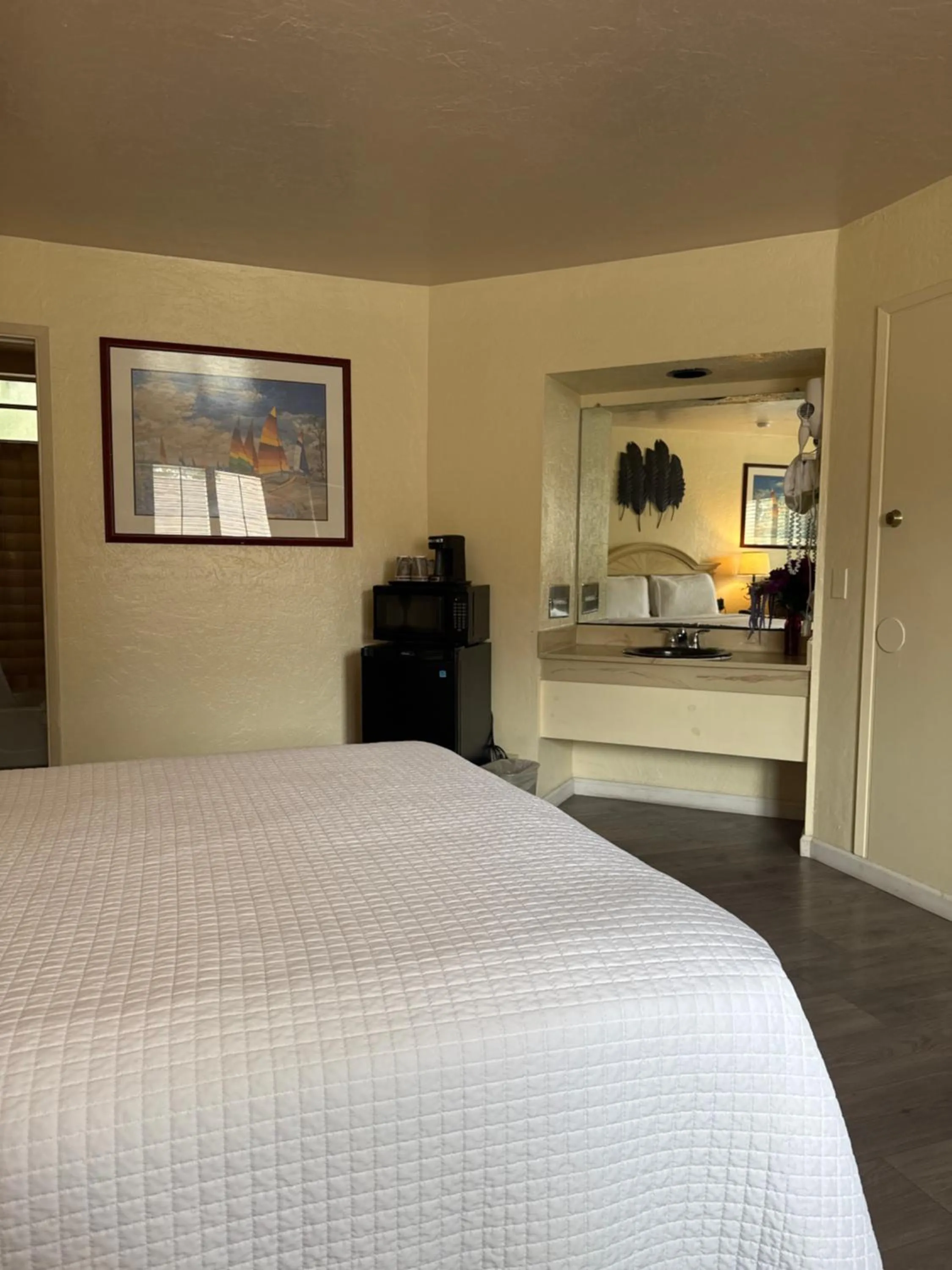 Bedroom, Bed in Carmel Resort Inn