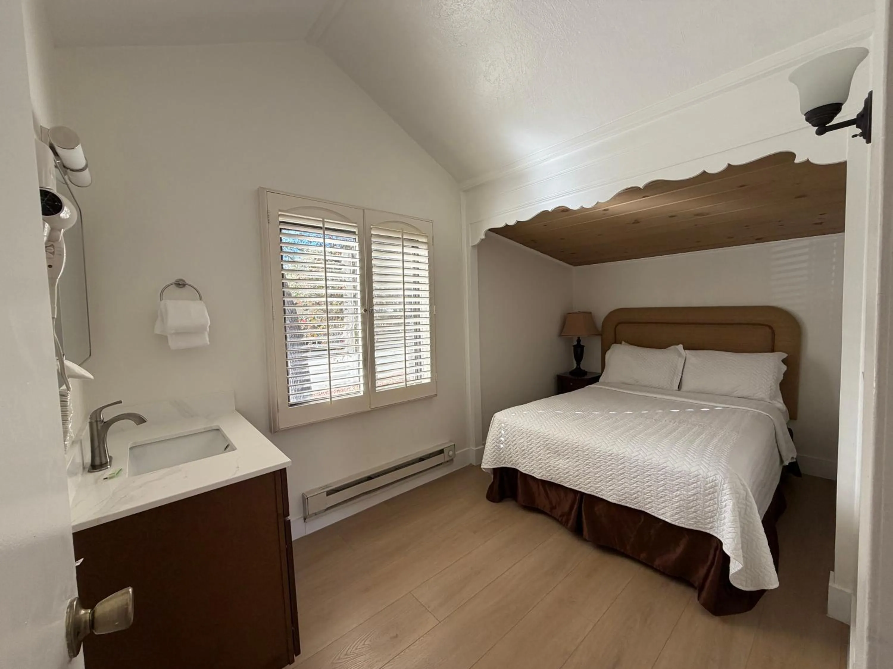 Bedroom, Bed in Carmel Resort Inn