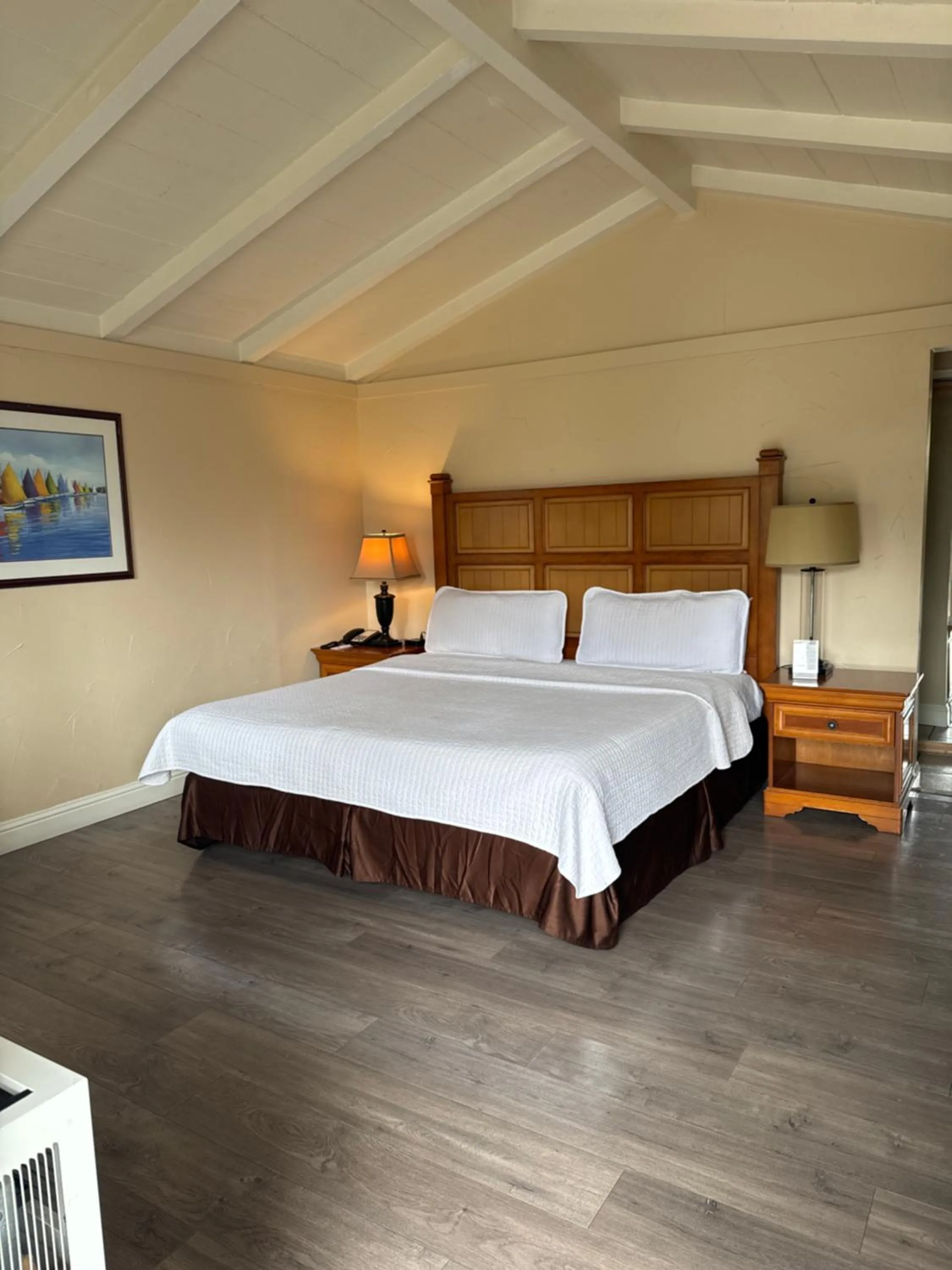 Bedroom, Bed in Carmel Resort Inn