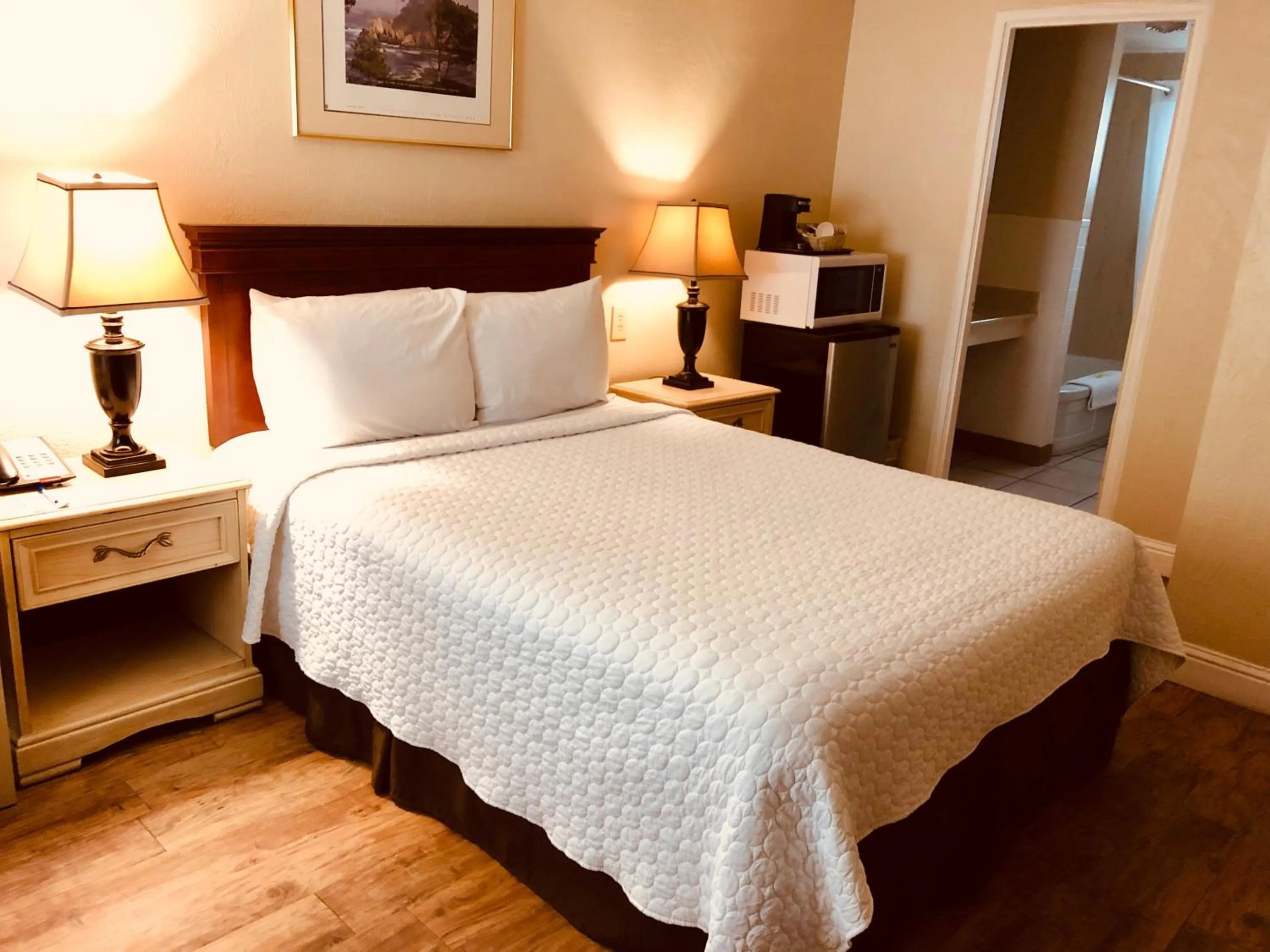 Bedroom, Bed in Carmel Resort Inn