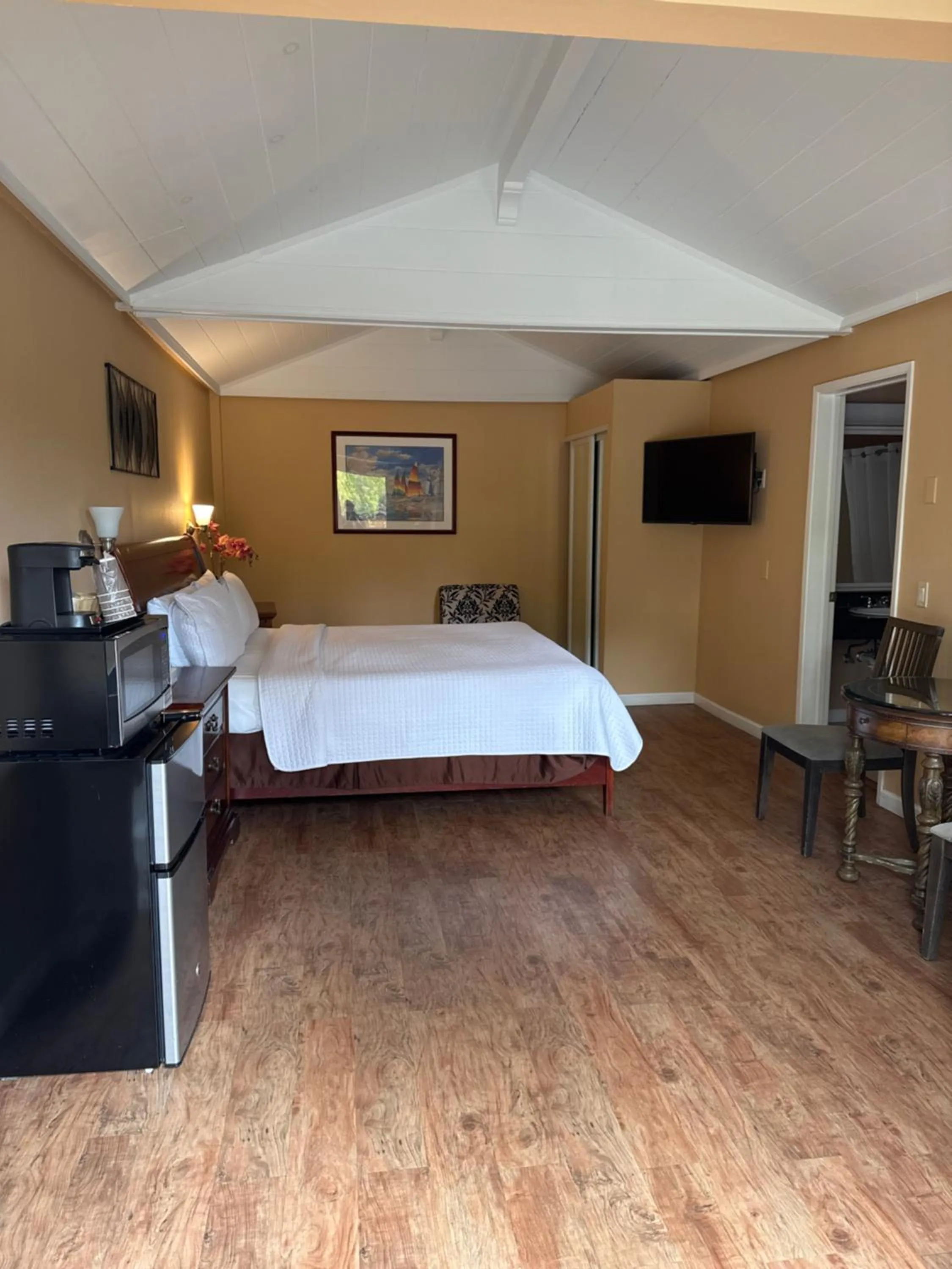 Bedroom, Bed in Carmel Resort Inn