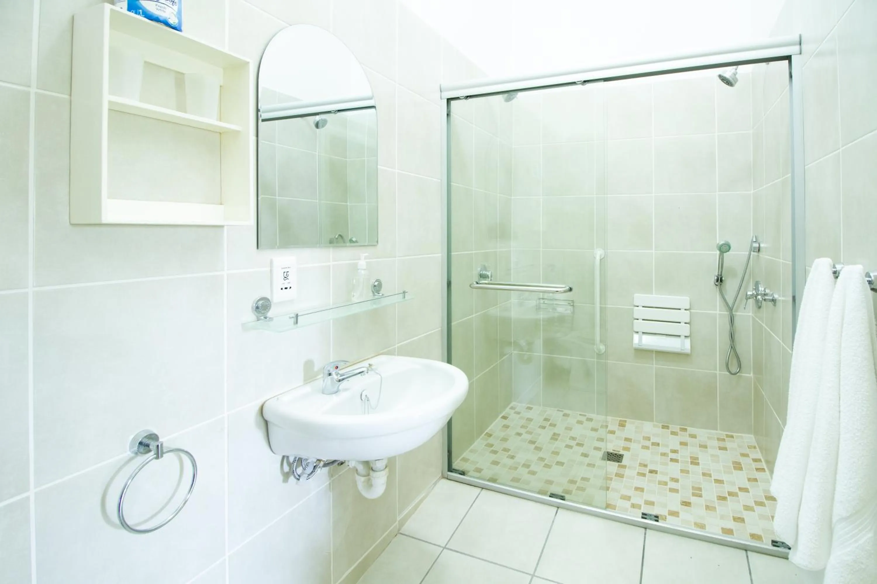 Shower in Green Olive Guesthouse