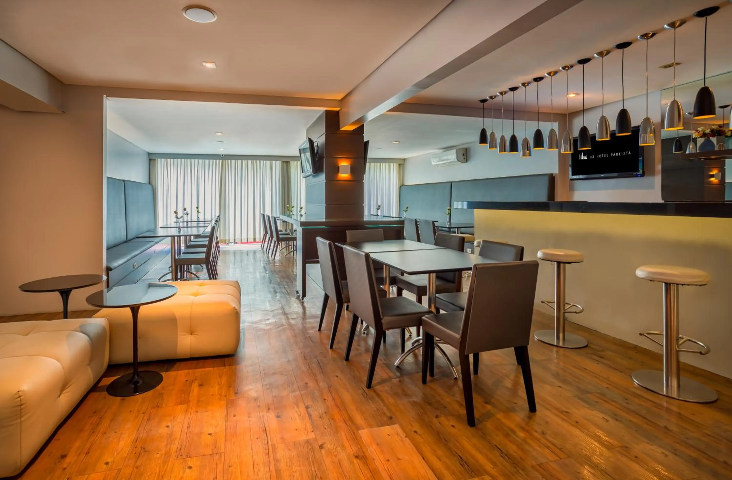 Lounge or bar in H3 Hotel Paulista