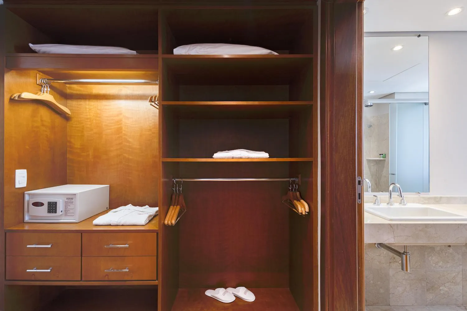 wardrobe in George V Casa Branca