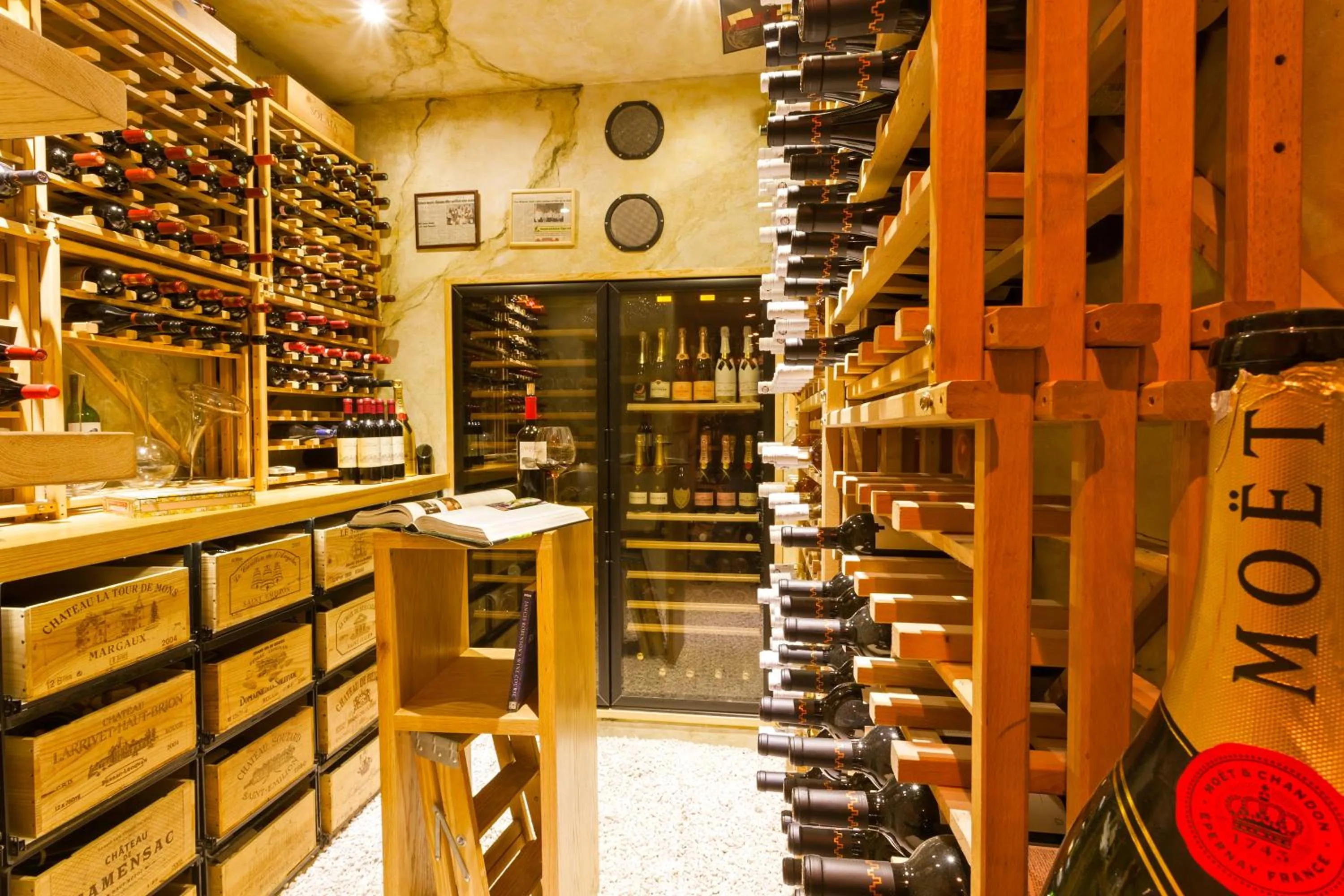 Lounge or bar in Holland House Beach Hotel