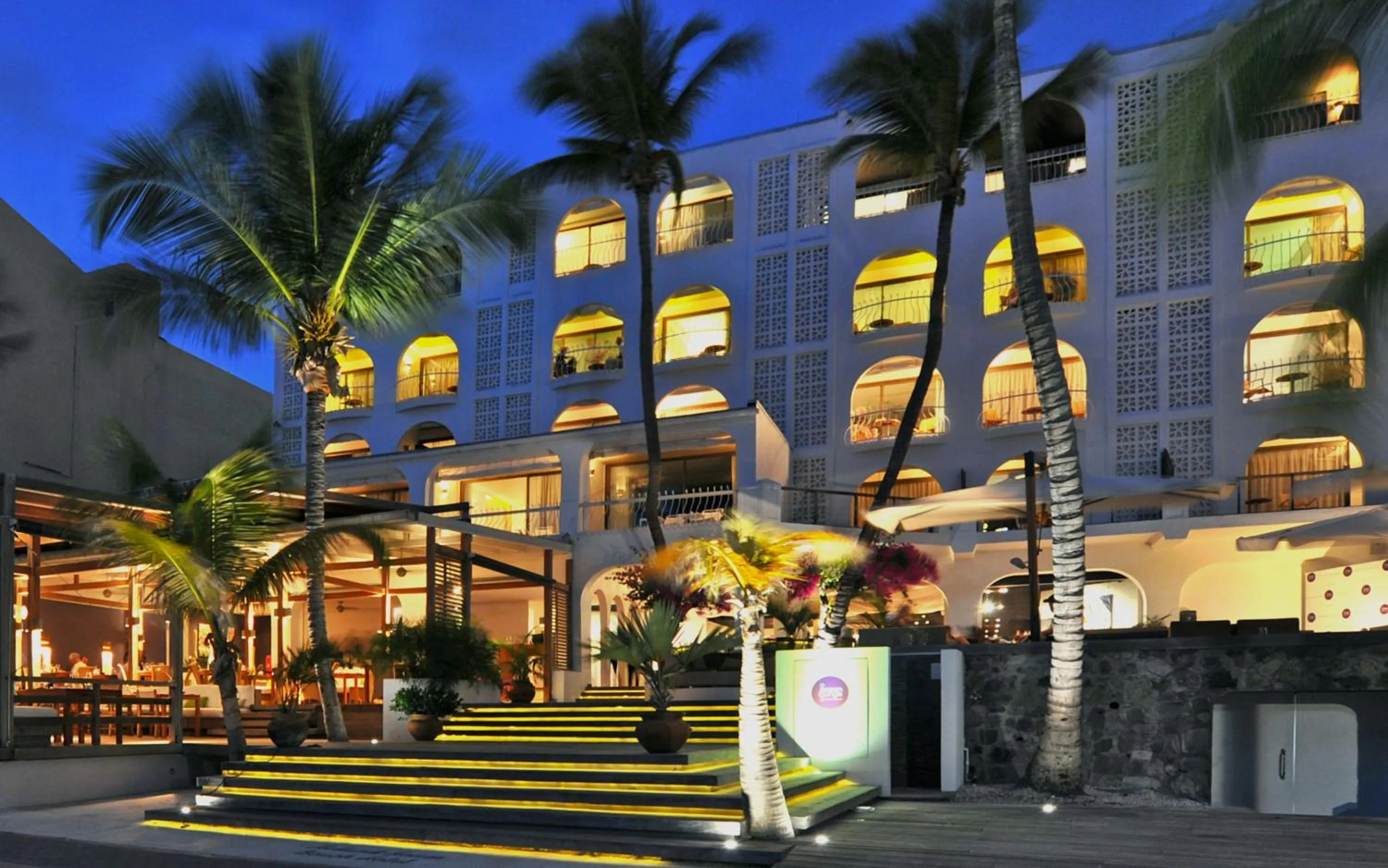 Property building in Holland House Beach Hotel