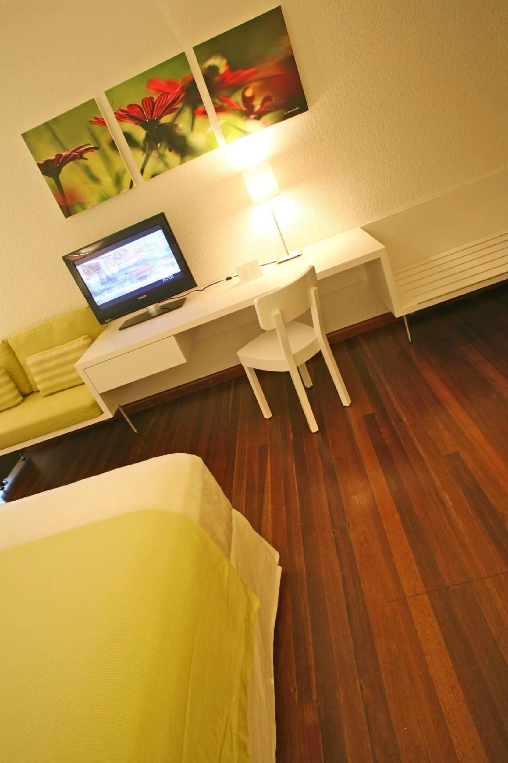 TV and multimedia in Holland House Beach Hotel