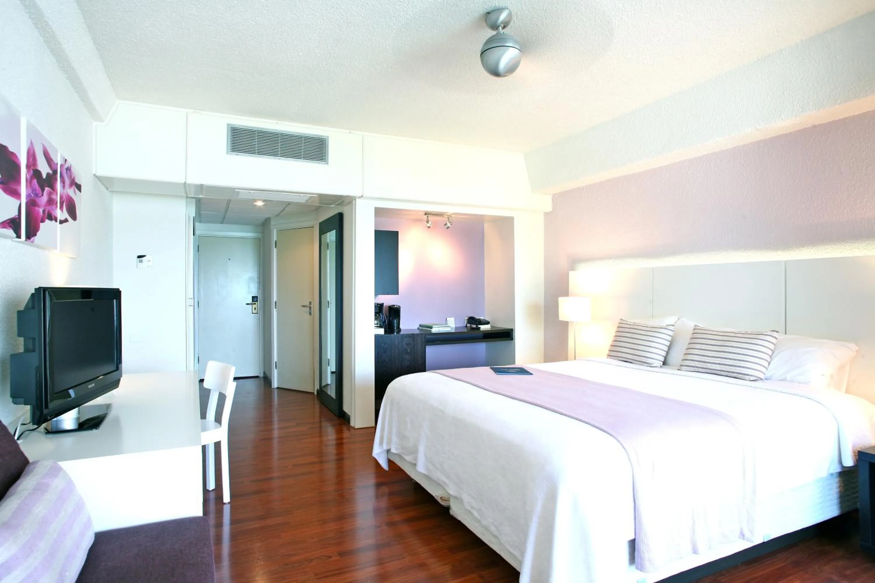 Photo of the whole room, Bed in Holland House Beach Hotel