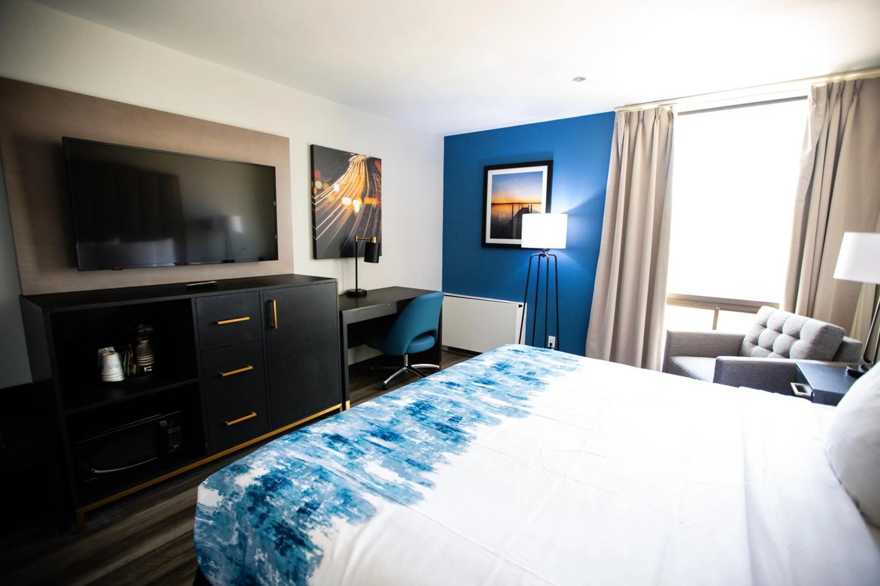 Photo of the whole room, Bed in La Quinta by Wyndham Dallas I-35 Walnut Hill Ln