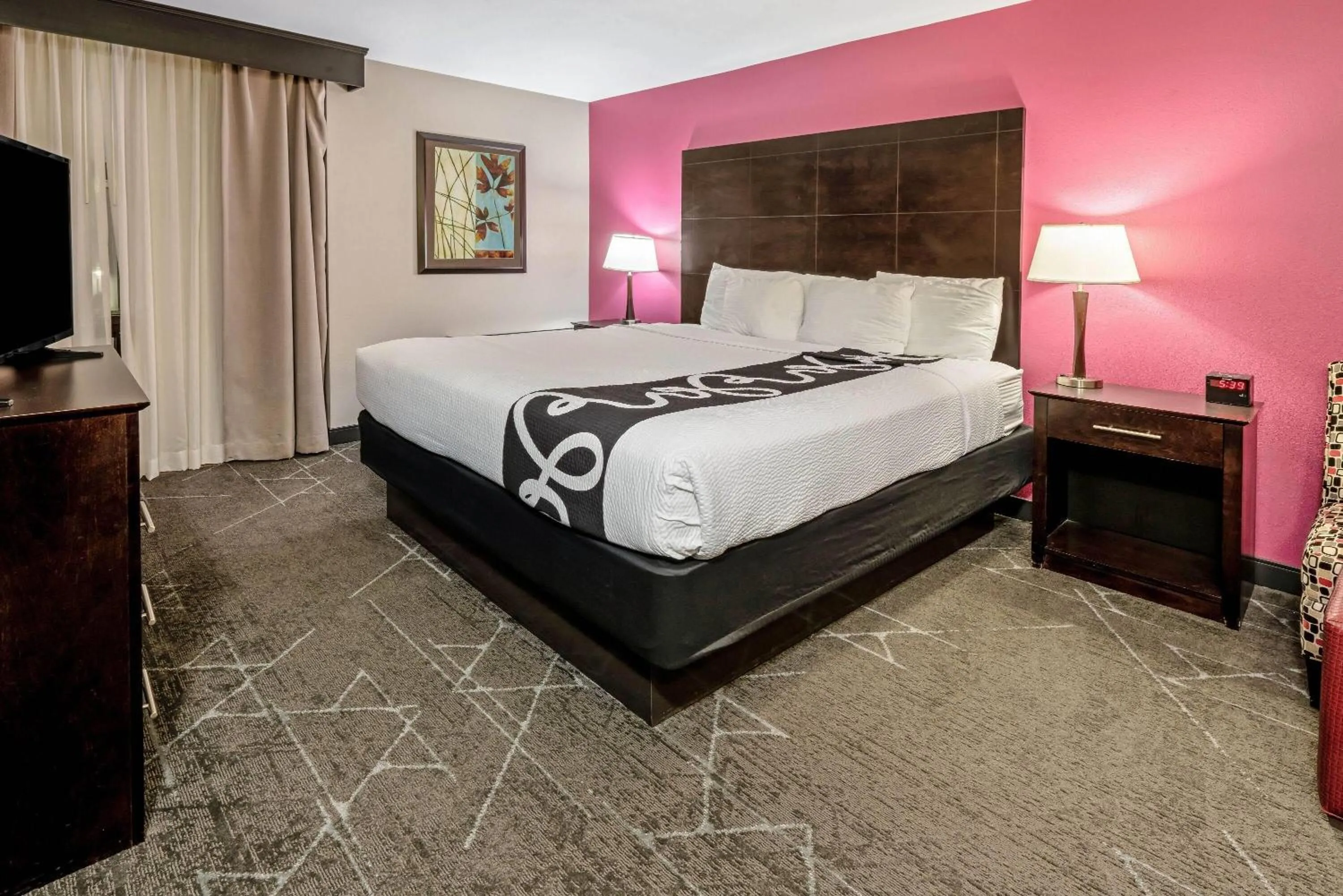 Photo of the whole room, Bed in La Quinta by Wyndham Dallas I-35 Walnut Hill Ln