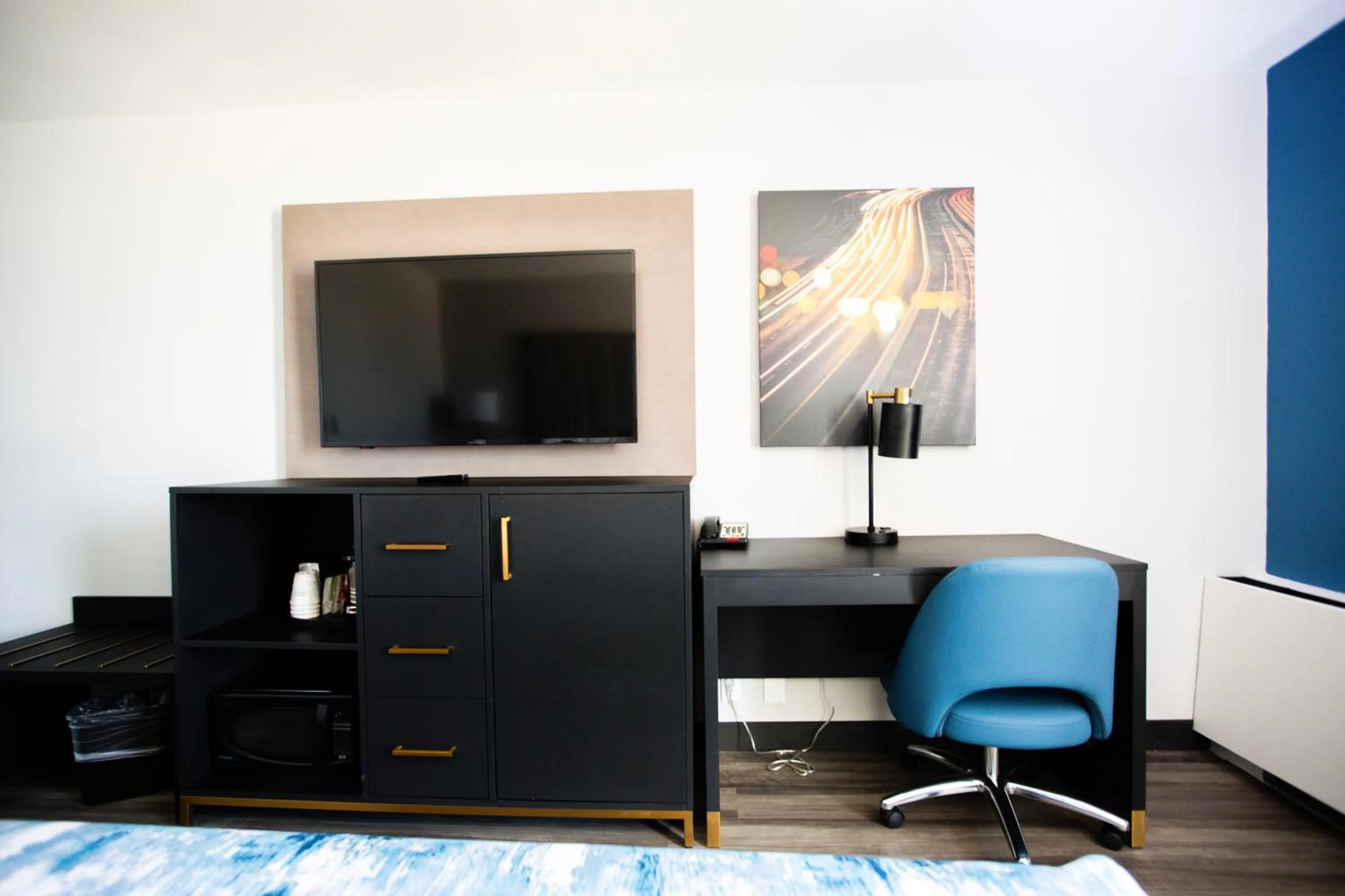 TV and multimedia in La Quinta by Wyndham Dallas I-35 Walnut Hill Ln