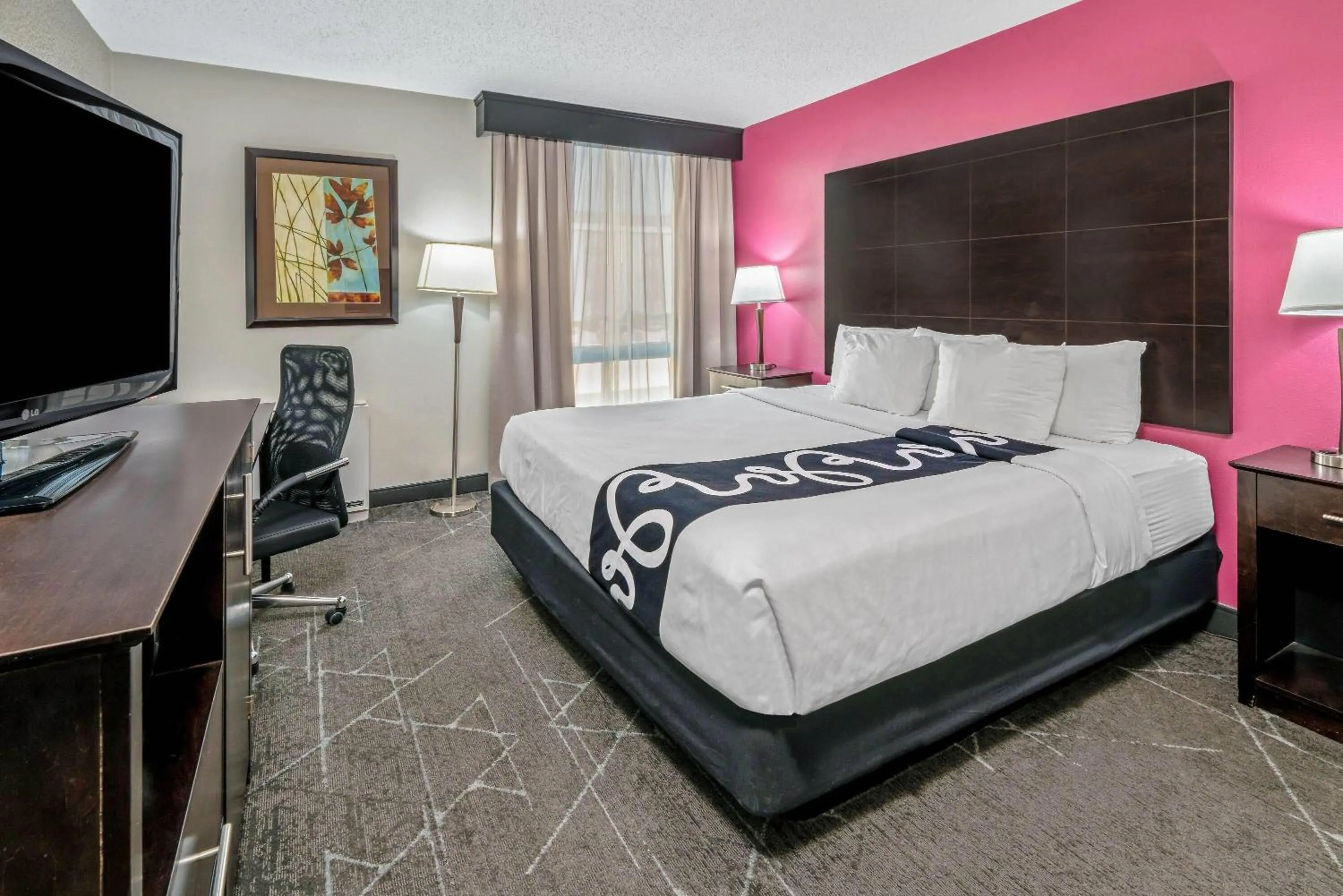 Photo of the whole room, Bed in La Quinta by Wyndham Dallas I-35 Walnut Hill Ln