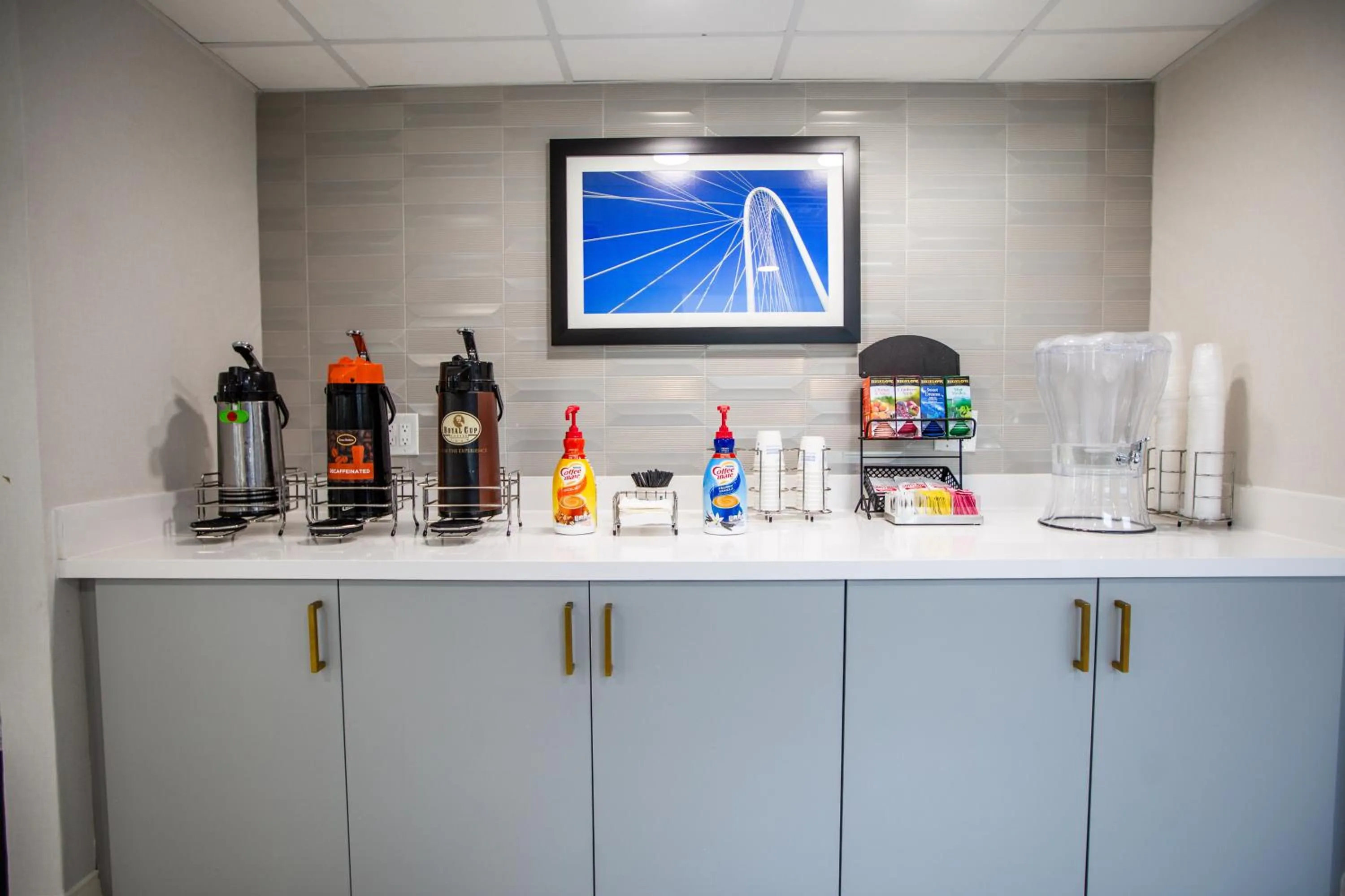 Coffee/tea facilities in La Quinta by Wyndham Dallas I-35 Walnut Hill Ln