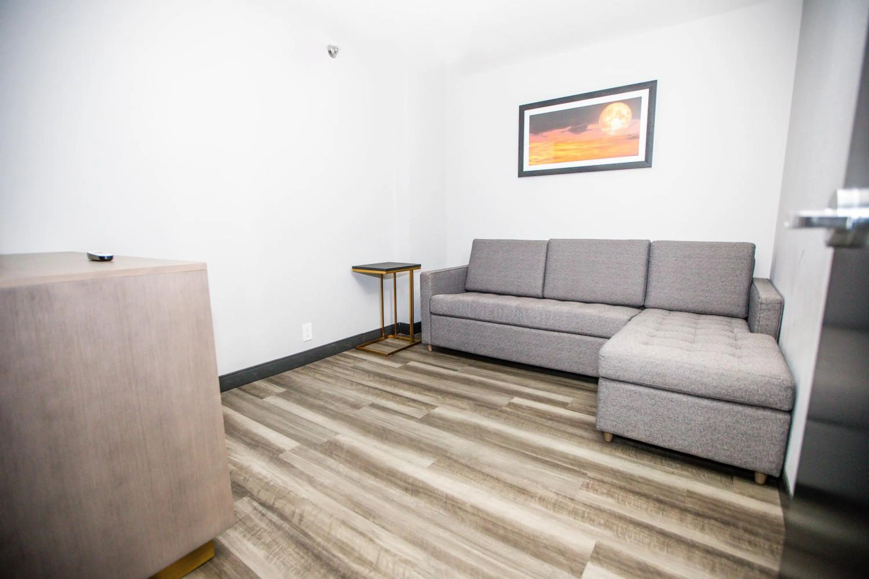 Living room in La Quinta by Wyndham Dallas I-35 Walnut Hill Ln