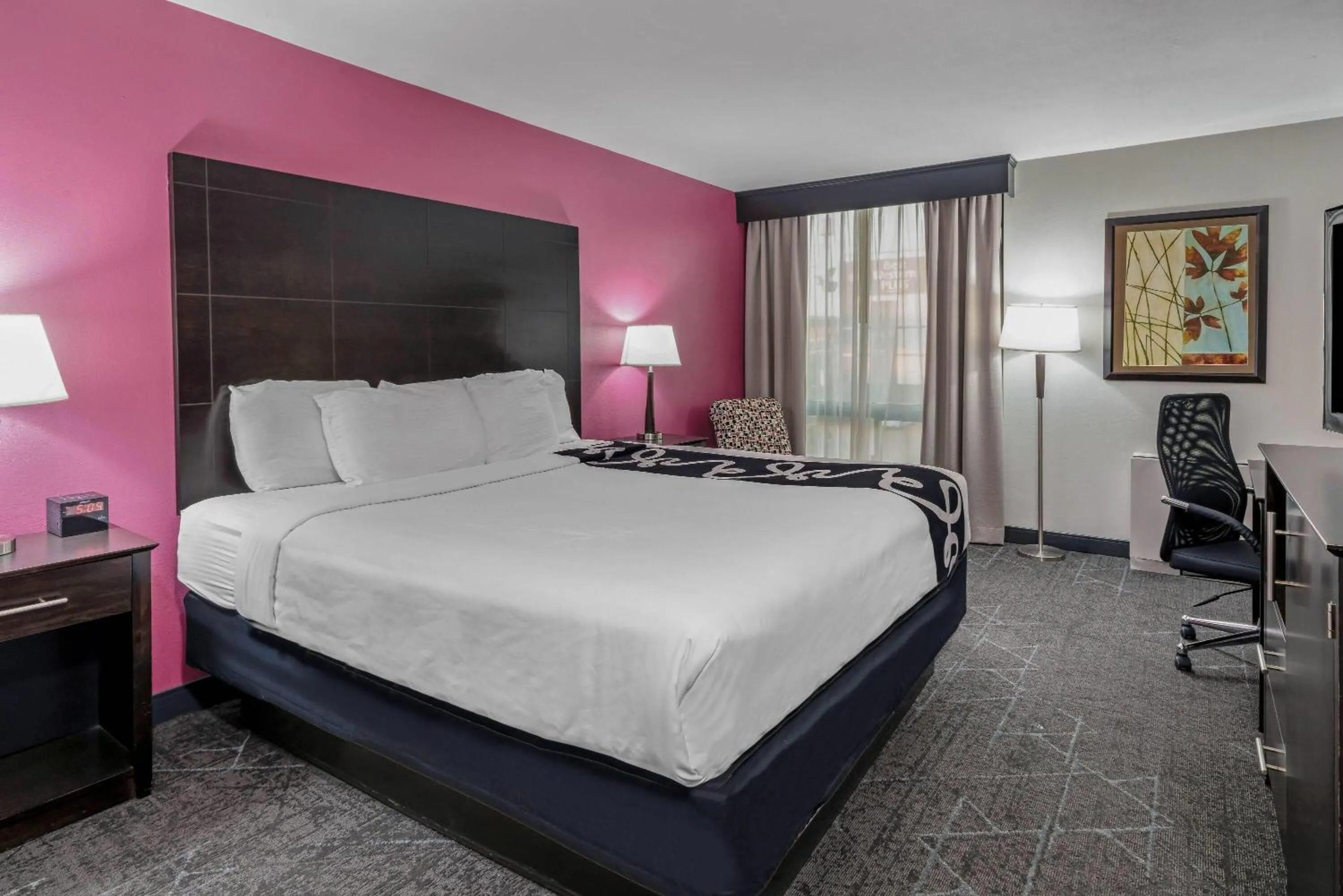 Photo of the whole room, Bed in La Quinta by Wyndham Dallas I-35 Walnut Hill Ln
