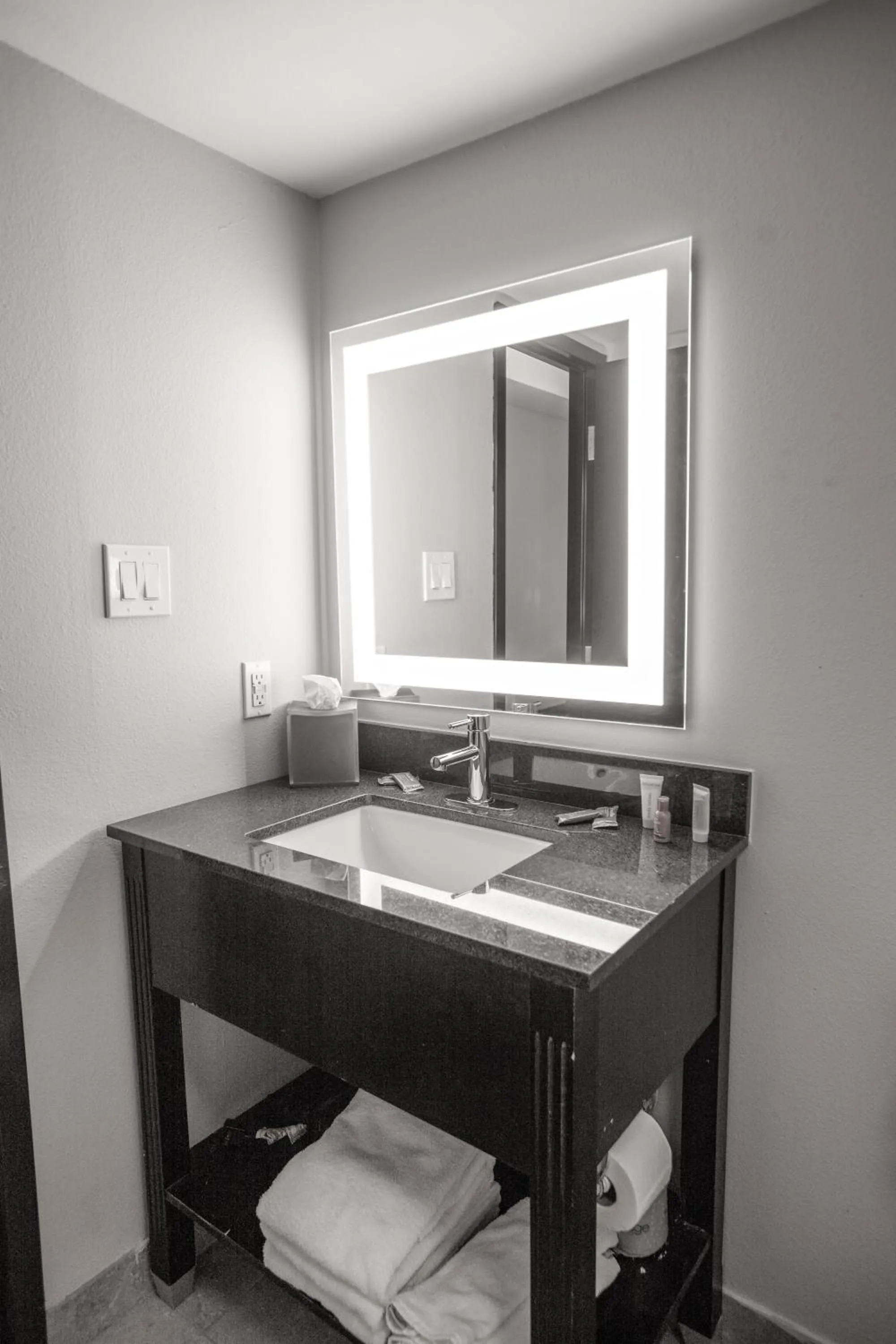 Bathroom in La Quinta by Wyndham Dallas I-35 Walnut Hill Ln