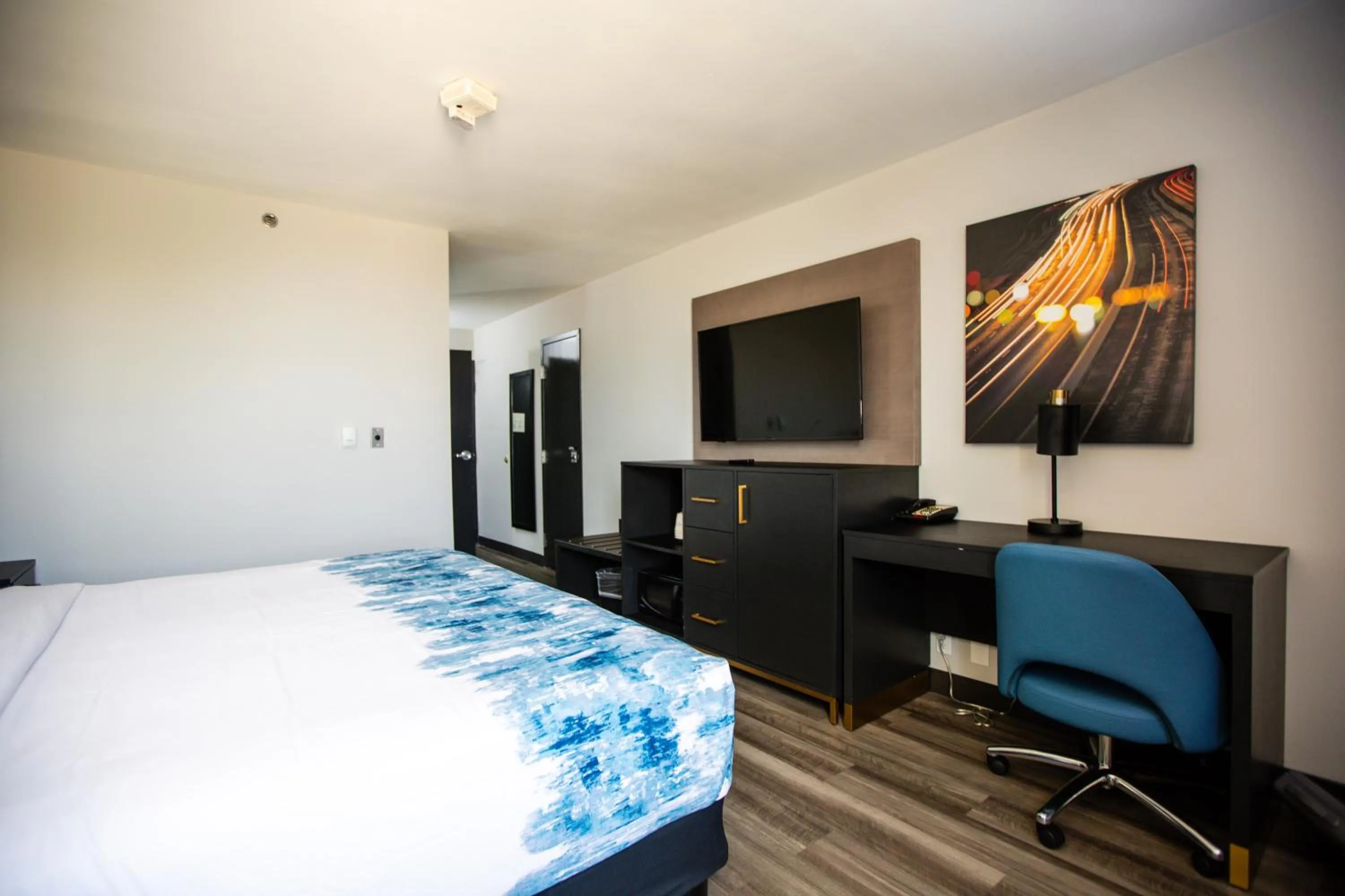 Photo of the whole room, Bed in La Quinta by Wyndham Dallas I-35 Walnut Hill Ln