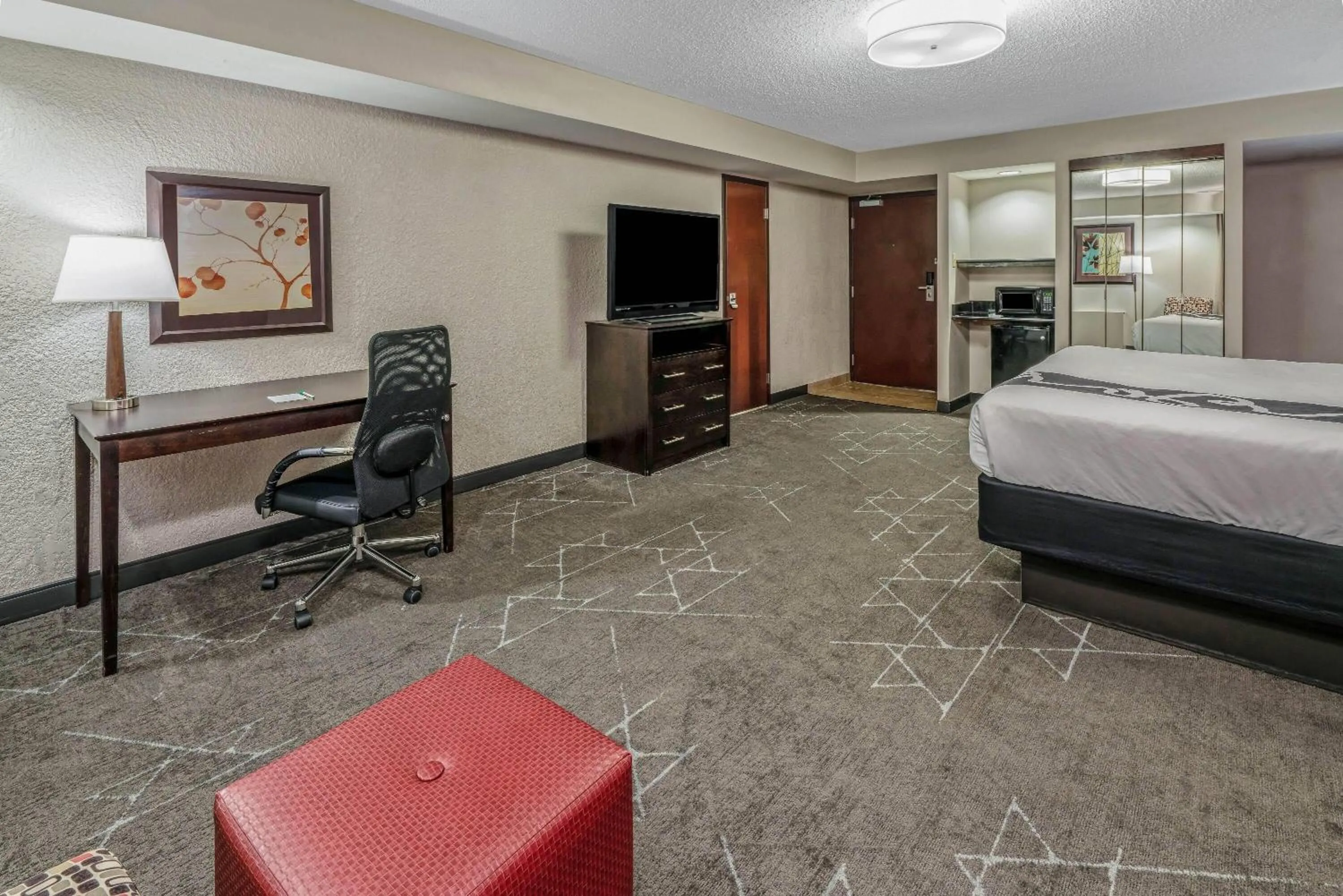 Photo of the whole room, Bed in La Quinta by Wyndham Dallas I-35 Walnut Hill Ln