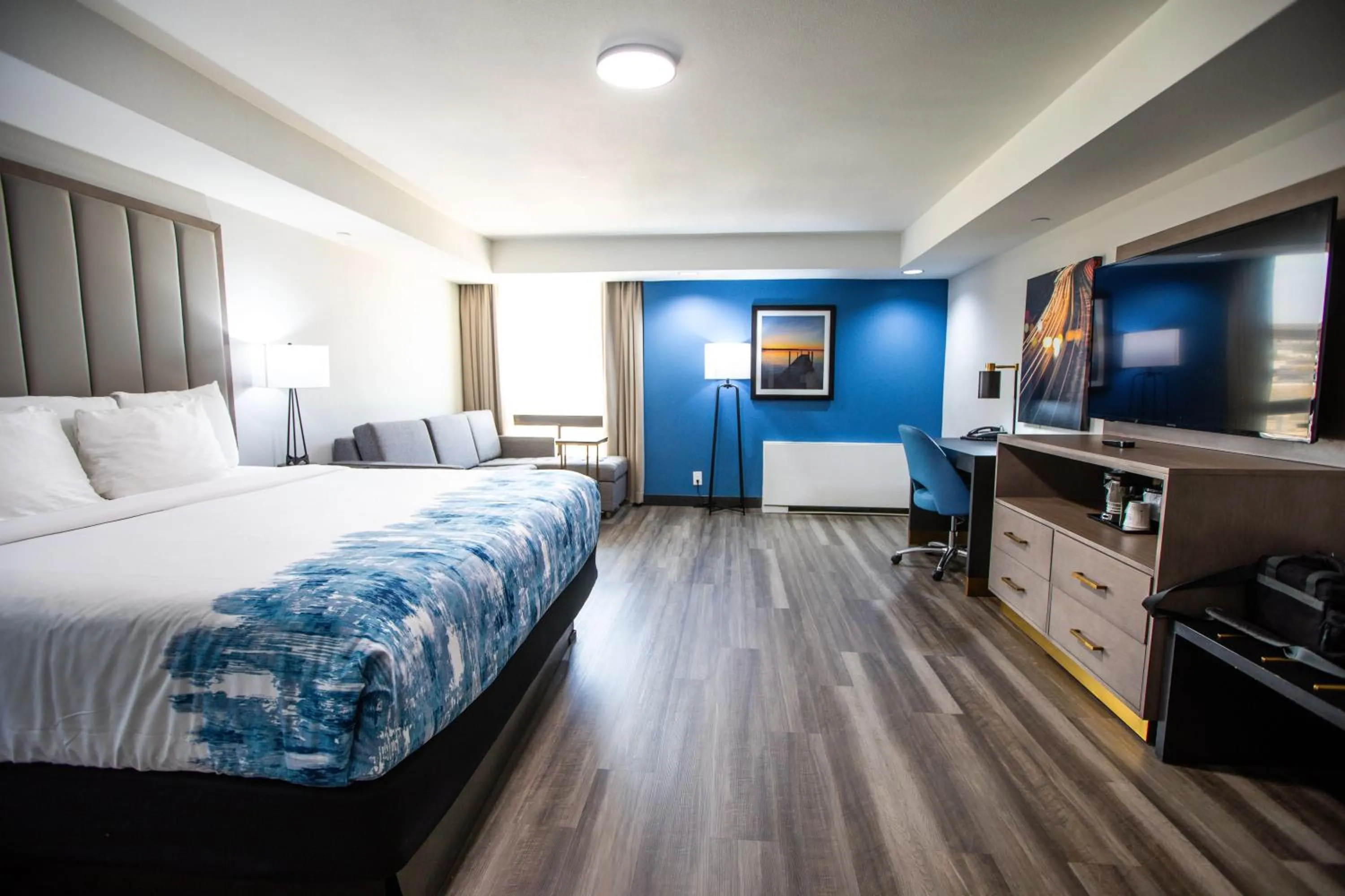 Photo of the whole room, Bed in La Quinta by Wyndham Dallas I-35 Walnut Hill Ln