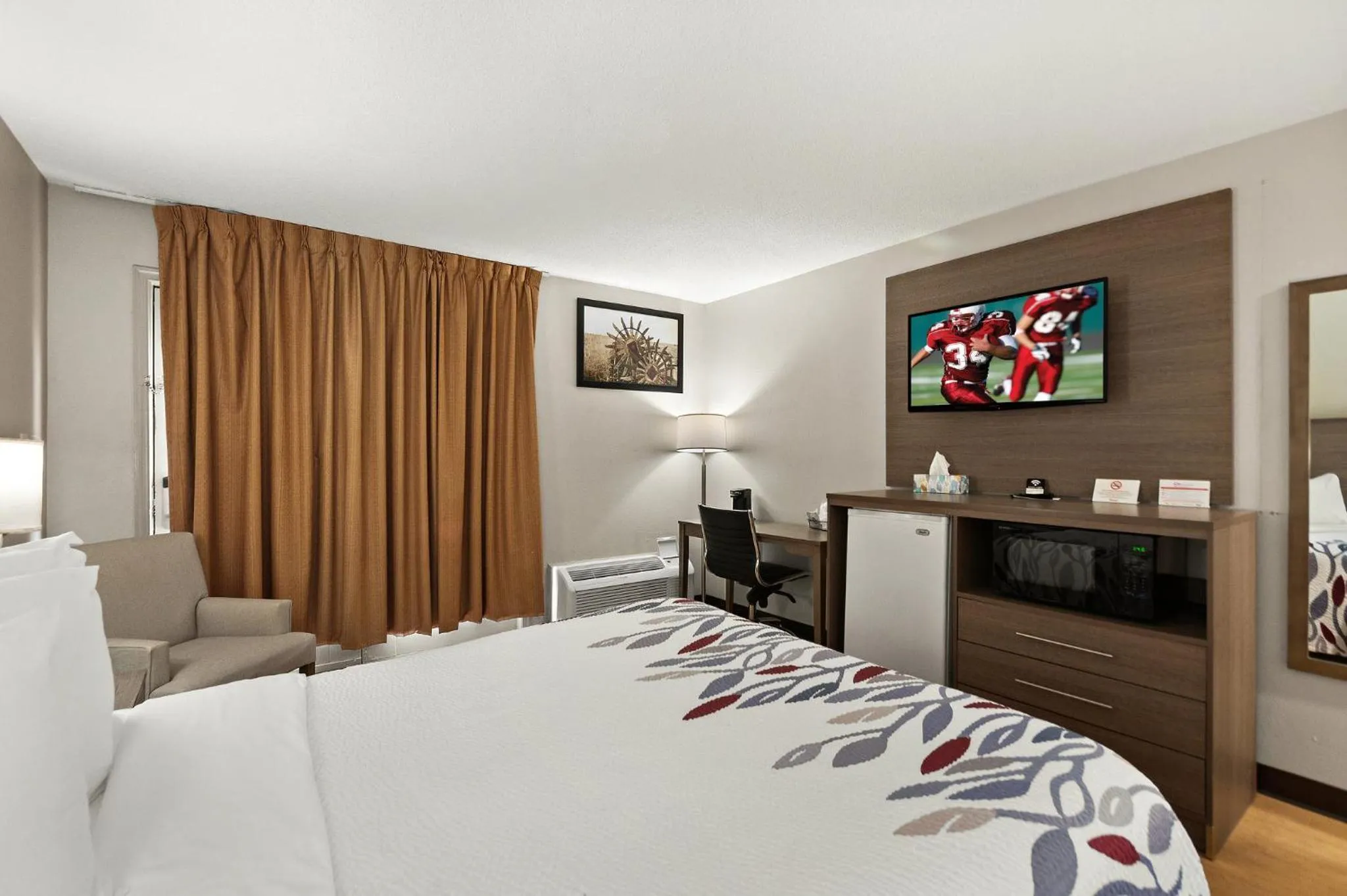 Bedroom, Bed in Red Roof Inn Martinsburg