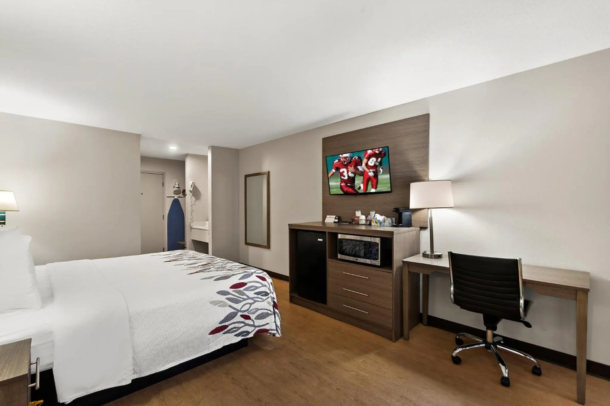 Bedroom, Bed in Red Roof Inn Martinsburg