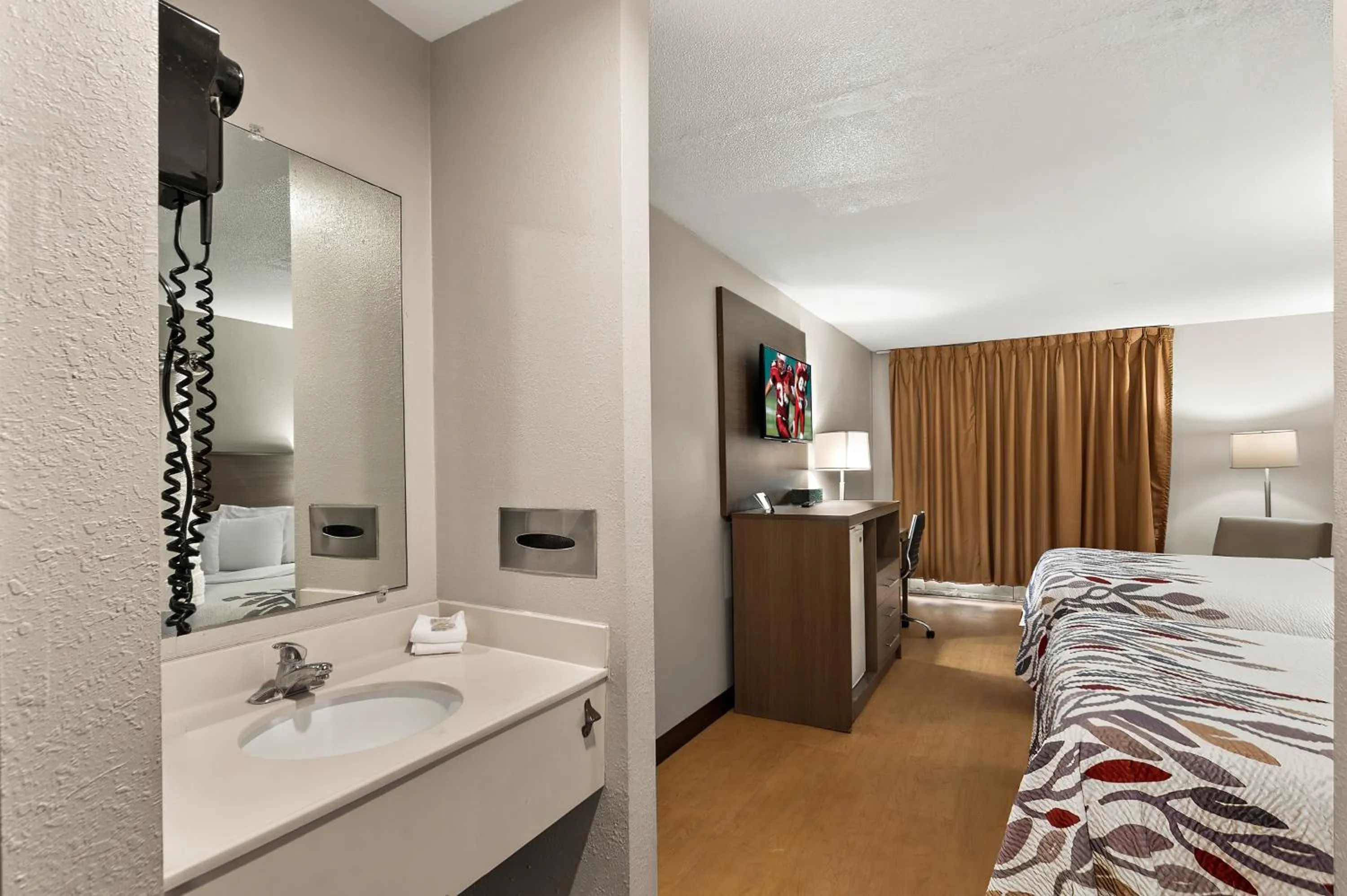 Bedroom, Bed in Red Roof Inn Martinsburg